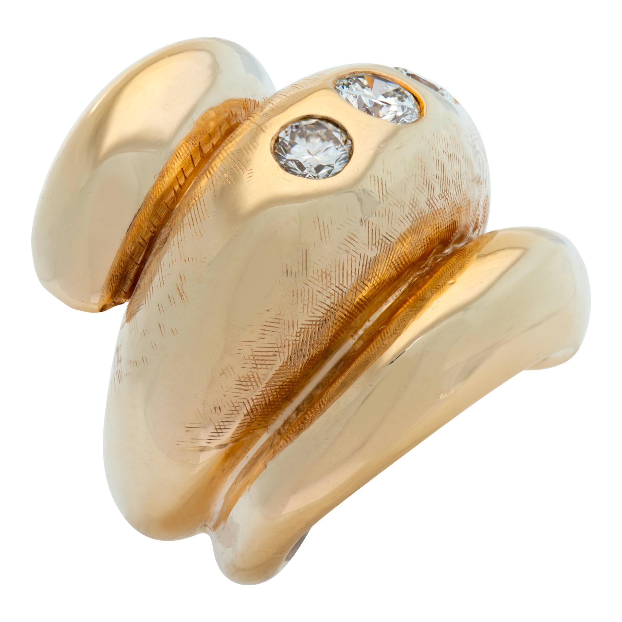 Diamond 14k yellow gold swirl ring In Excellent Condition For Sale In Surfside, FL
