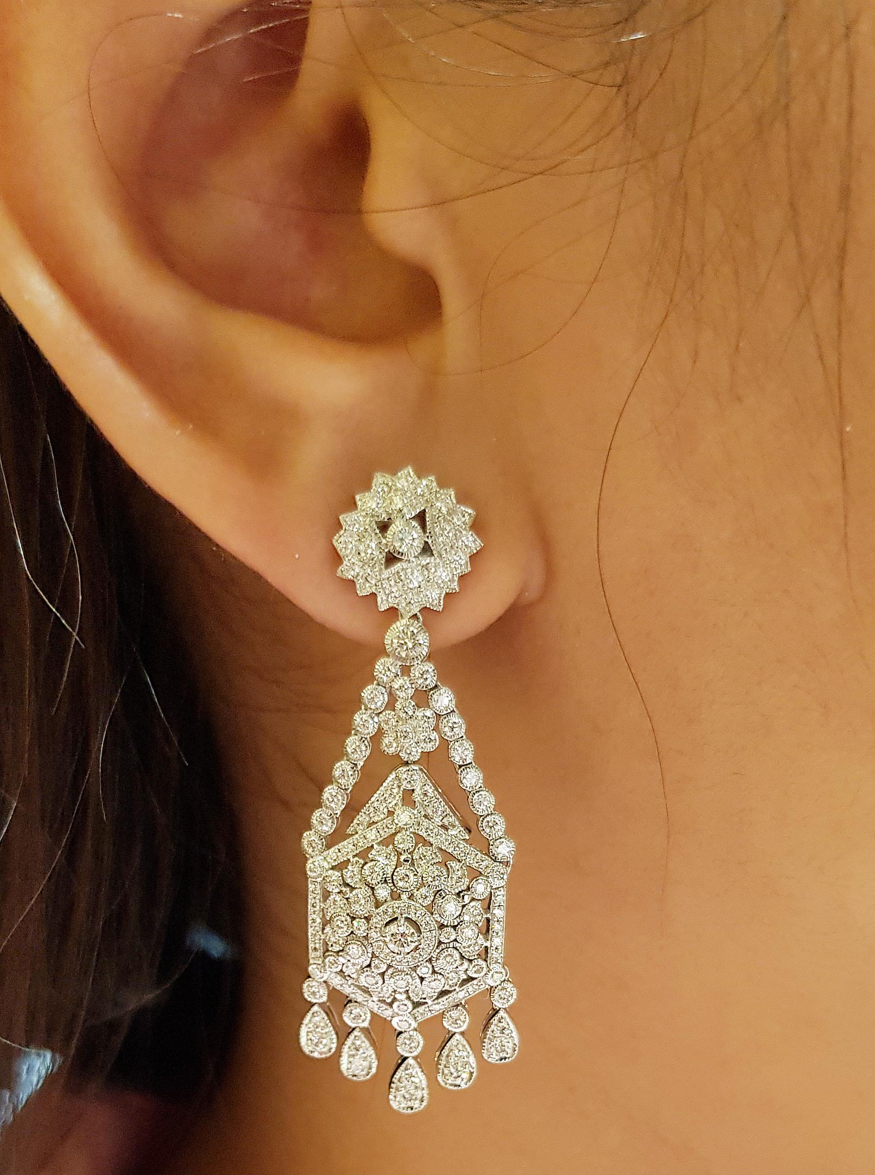 Boucles d'oreilles en diamant de 1,59 carats serties dans une monture en or blanc 18 carats

Largeur :  1.6 cm 
Longueur : 4,5 cm
Poids total : 14,16 grammes

