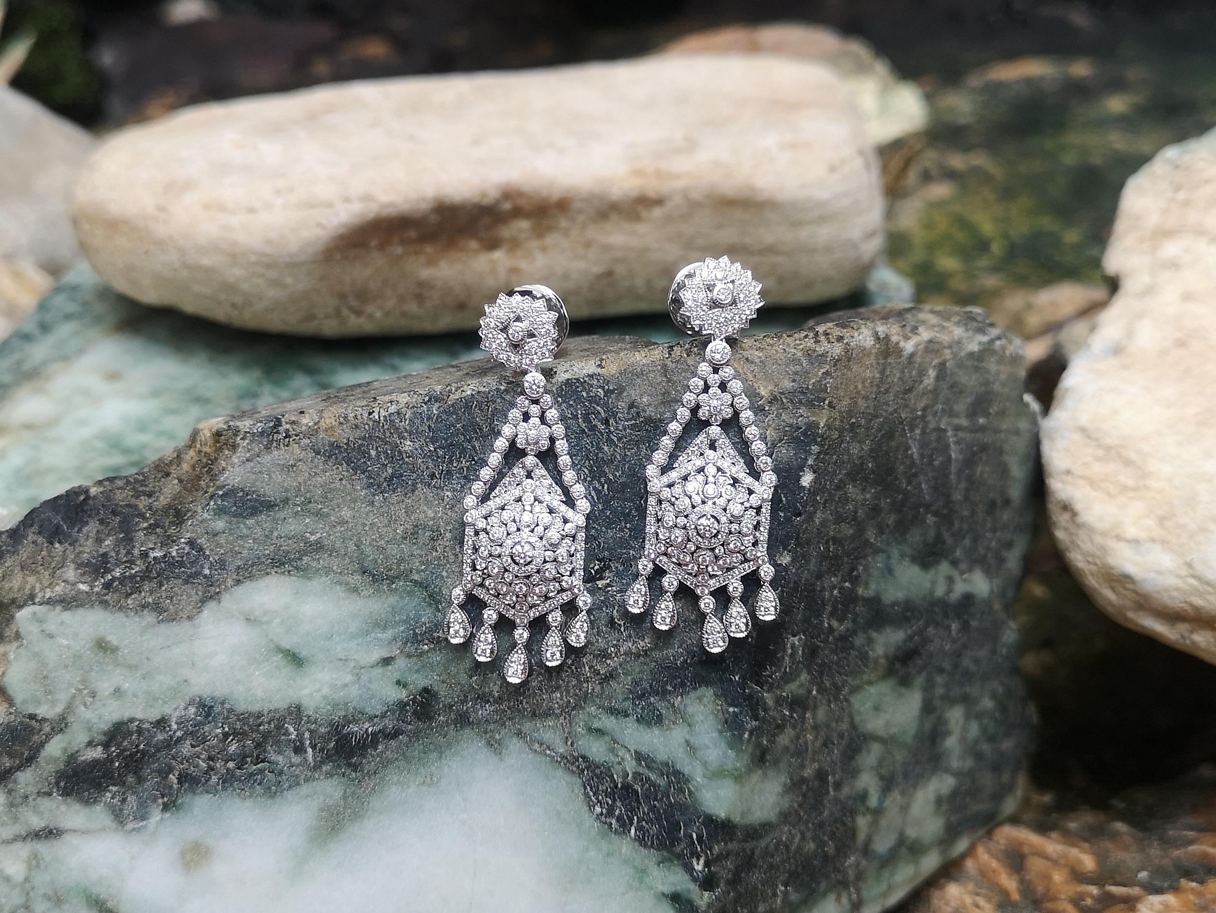 Taille mixte Boucles d'oreilles en or blanc 18 carats serties de diamants de 1,59 carat en vente