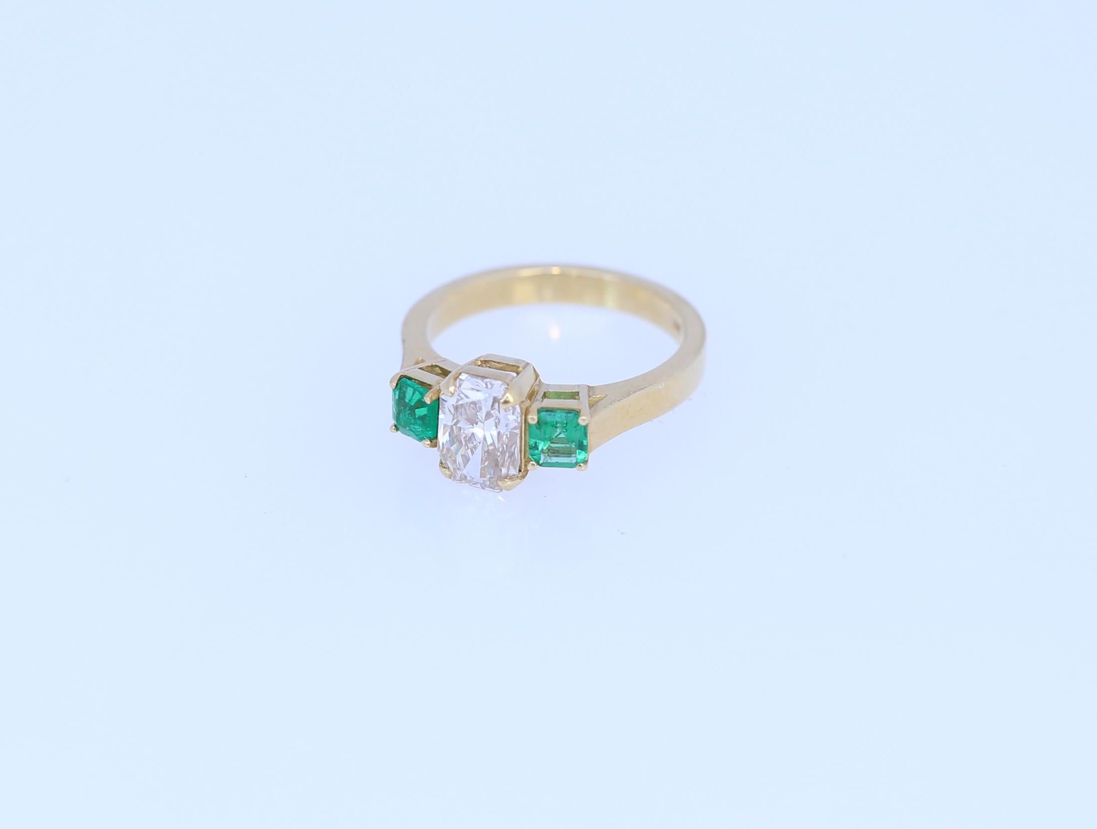 Diamond 1.56 Carat Two Emeralds 18 Karat Yellow Gold Engagement Ring Certified In Good Condition In Herzelia, Tel Aviv