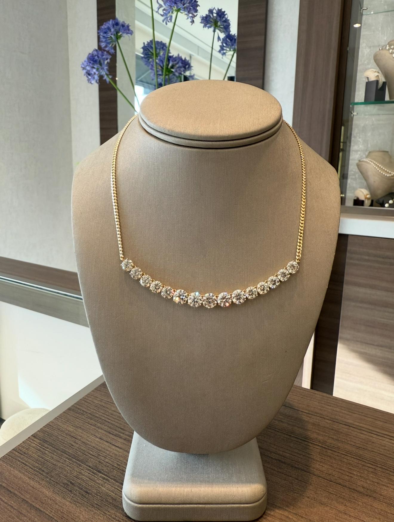 Collier Smile en or jaune 14 carats. Le collier présente un poids total de 16,78 carats d'or et d'argent.  diamants ronds gradués et brillants. 