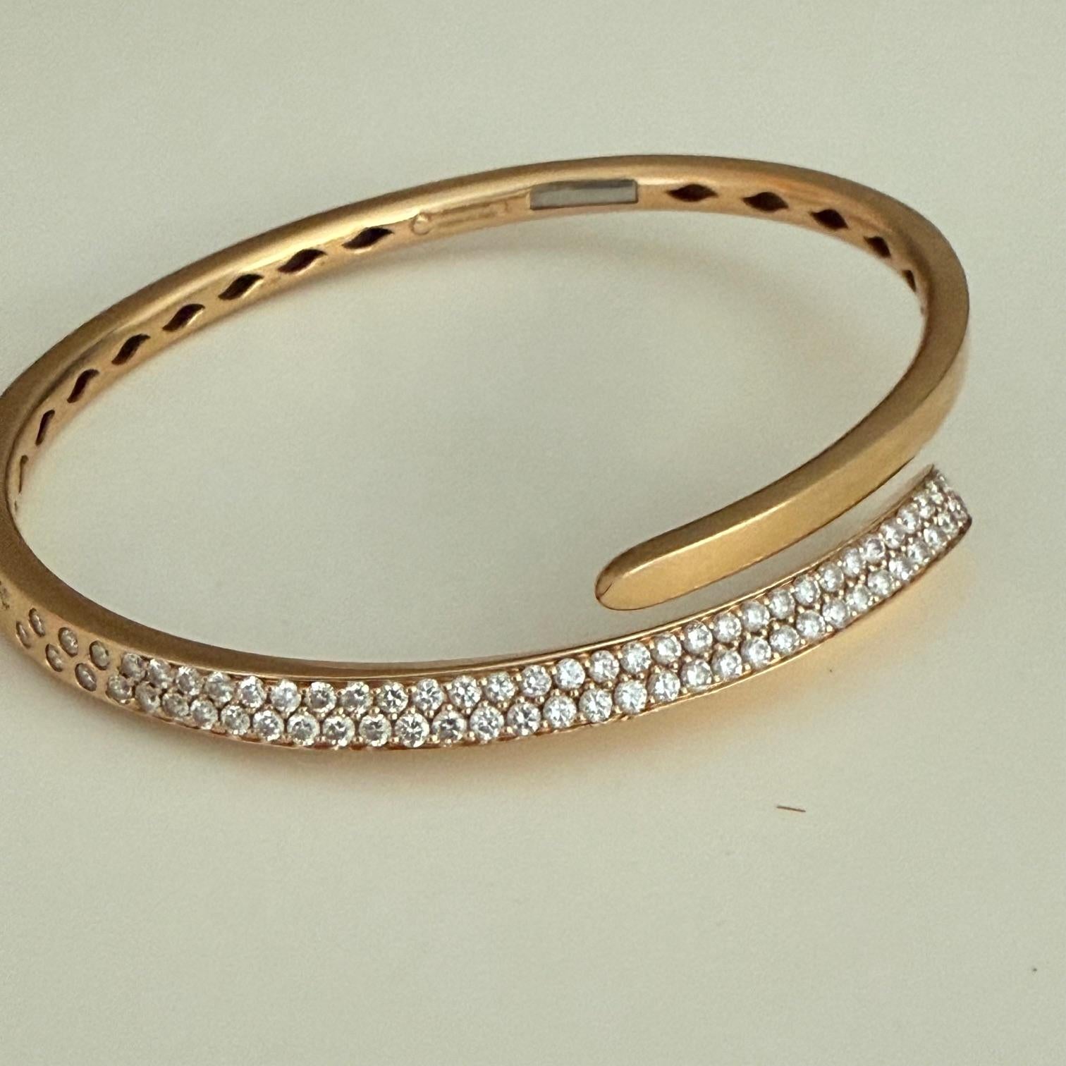 Bellissimo braccialetto contemporaneo in oro giallo 18k con diamanti di colore F/G. Questo braccialetto è stato realizzato in Italia e presenta diamanti scintillanti incastonati a mano. Il pezzo si apre con una molla per essere indossato e tolto con