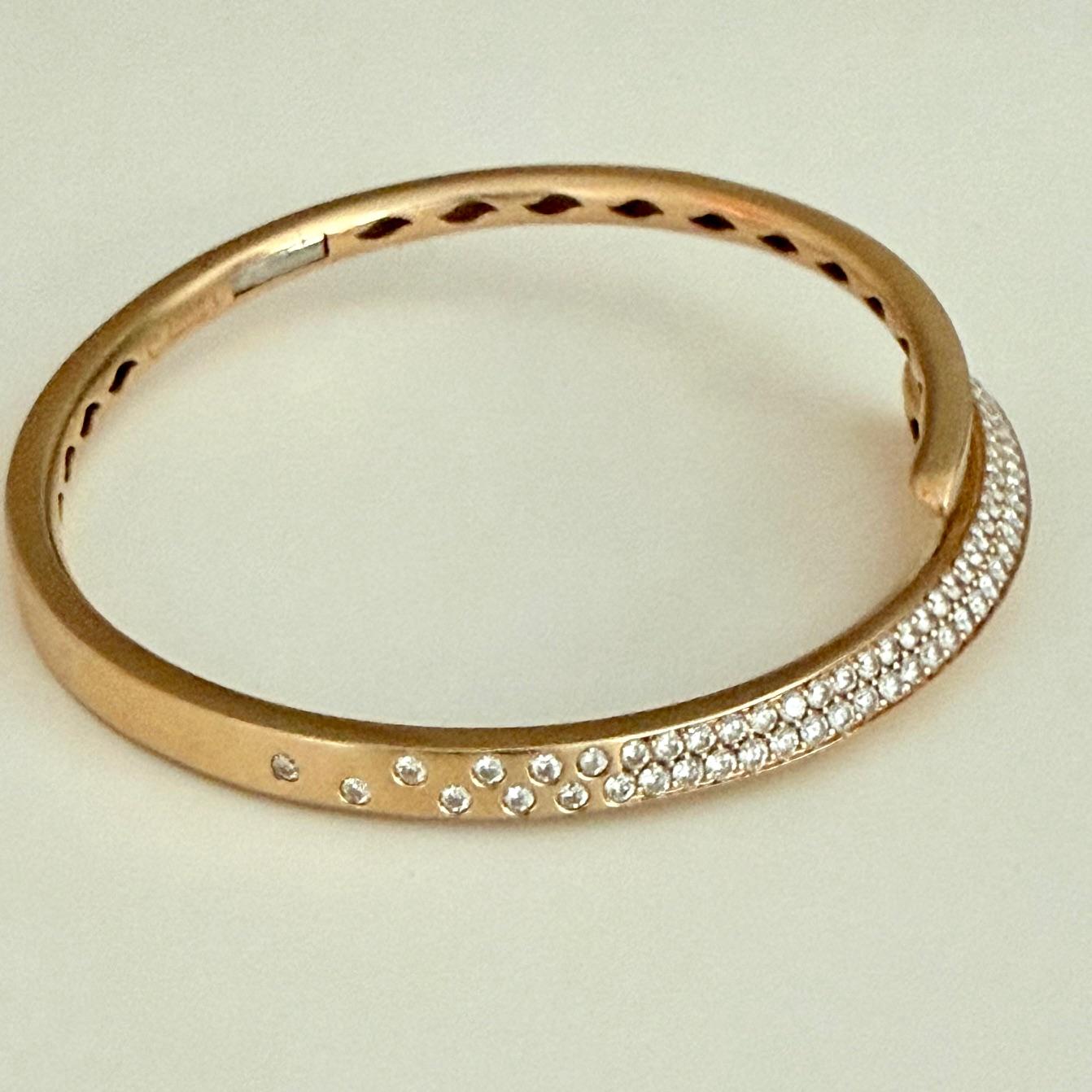 Contemporaneo Bracciale Bangle con diamanti a 18 carati in vendita