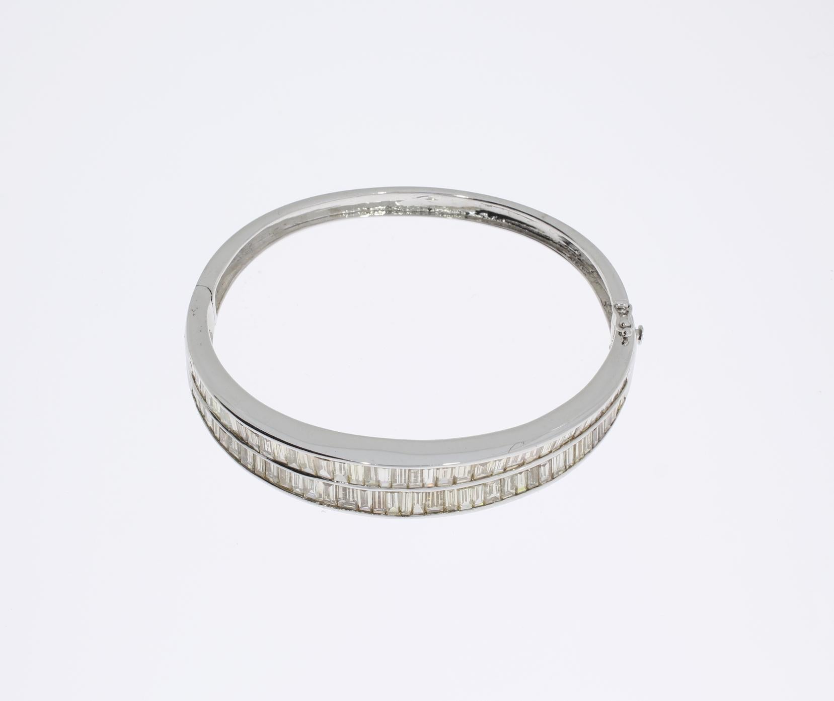 Diamond 18 Carat Gold Bangle Bracelet In Excellent Condition For Sale In Berlin, DE