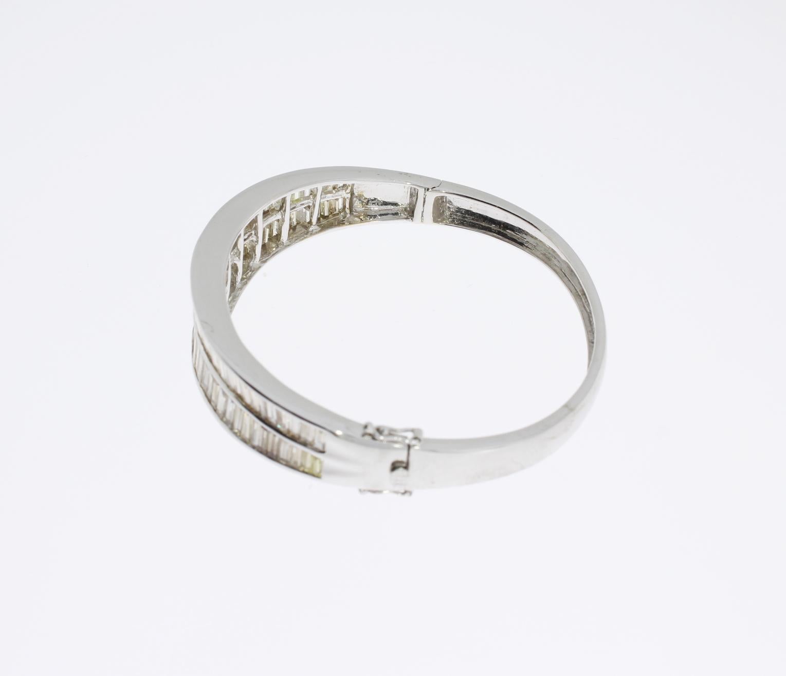 Diamond 18 Carat Gold Bangle Bracelet For Sale at 1stDibs