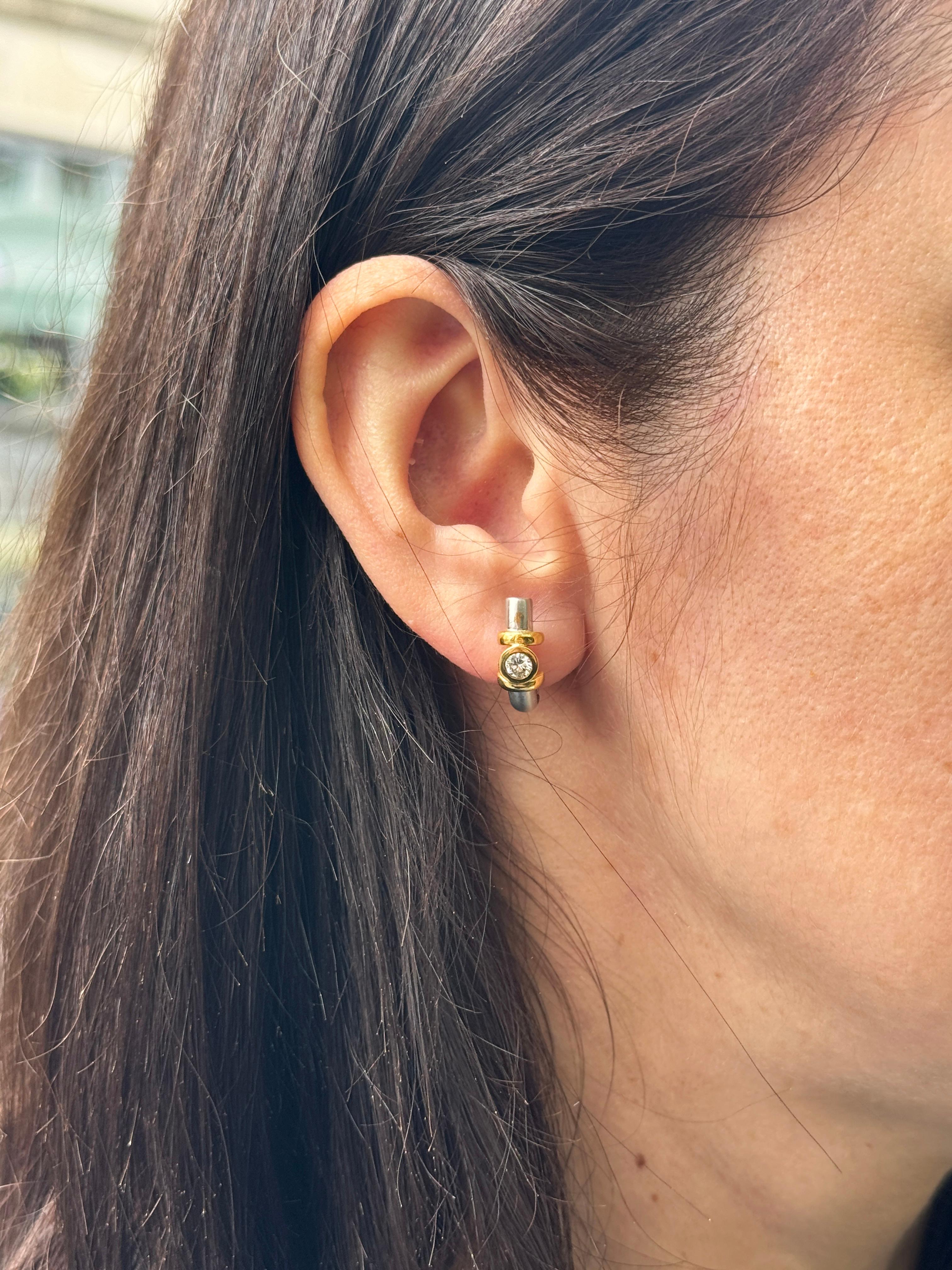 Pendientes de medio aro de oro blanco y amarillo de 18 quilates con diamantes Moderno en venta