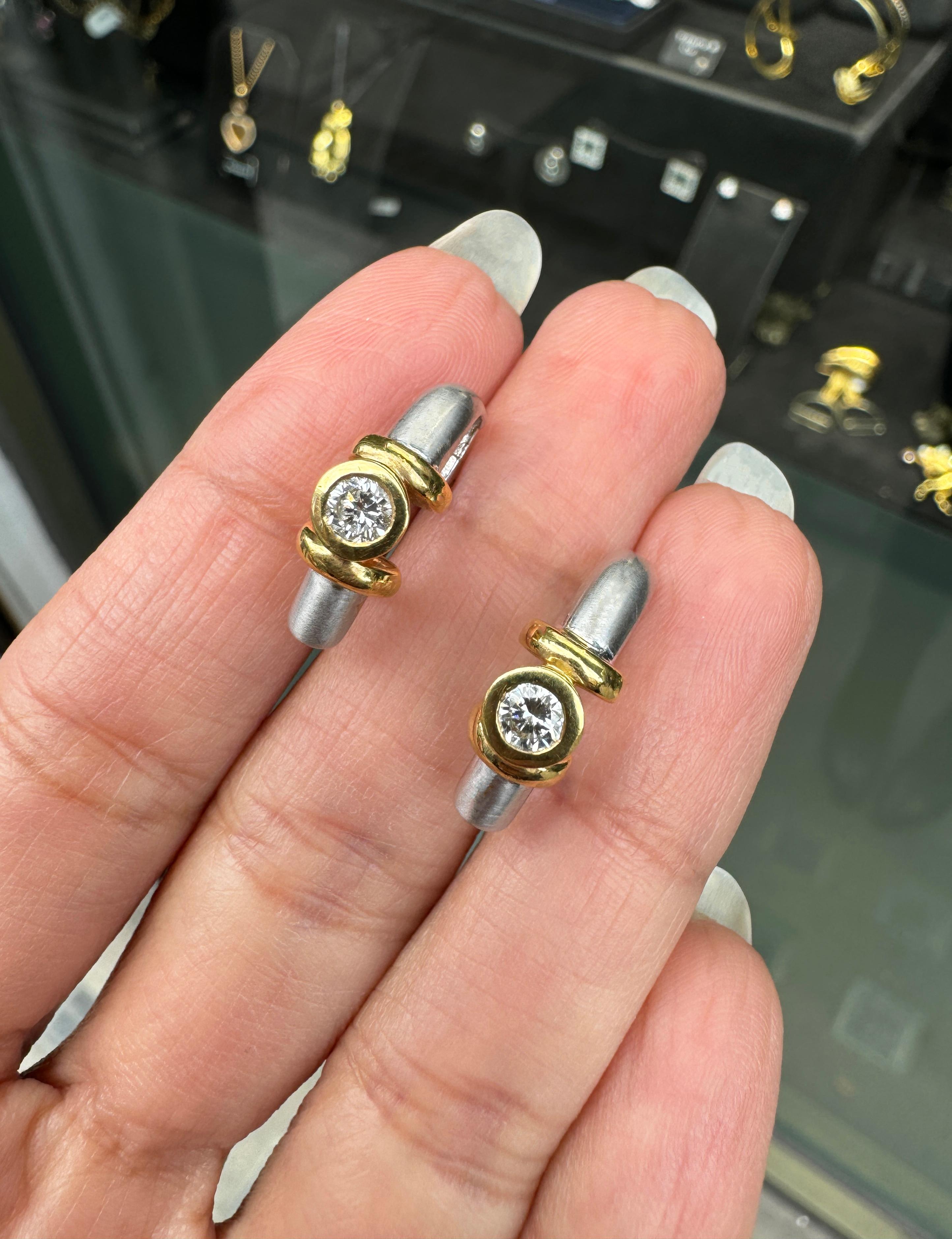 Pendientes de medio aro de oro blanco y amarillo de 18 quilates con diamantes Corte brillante en venta