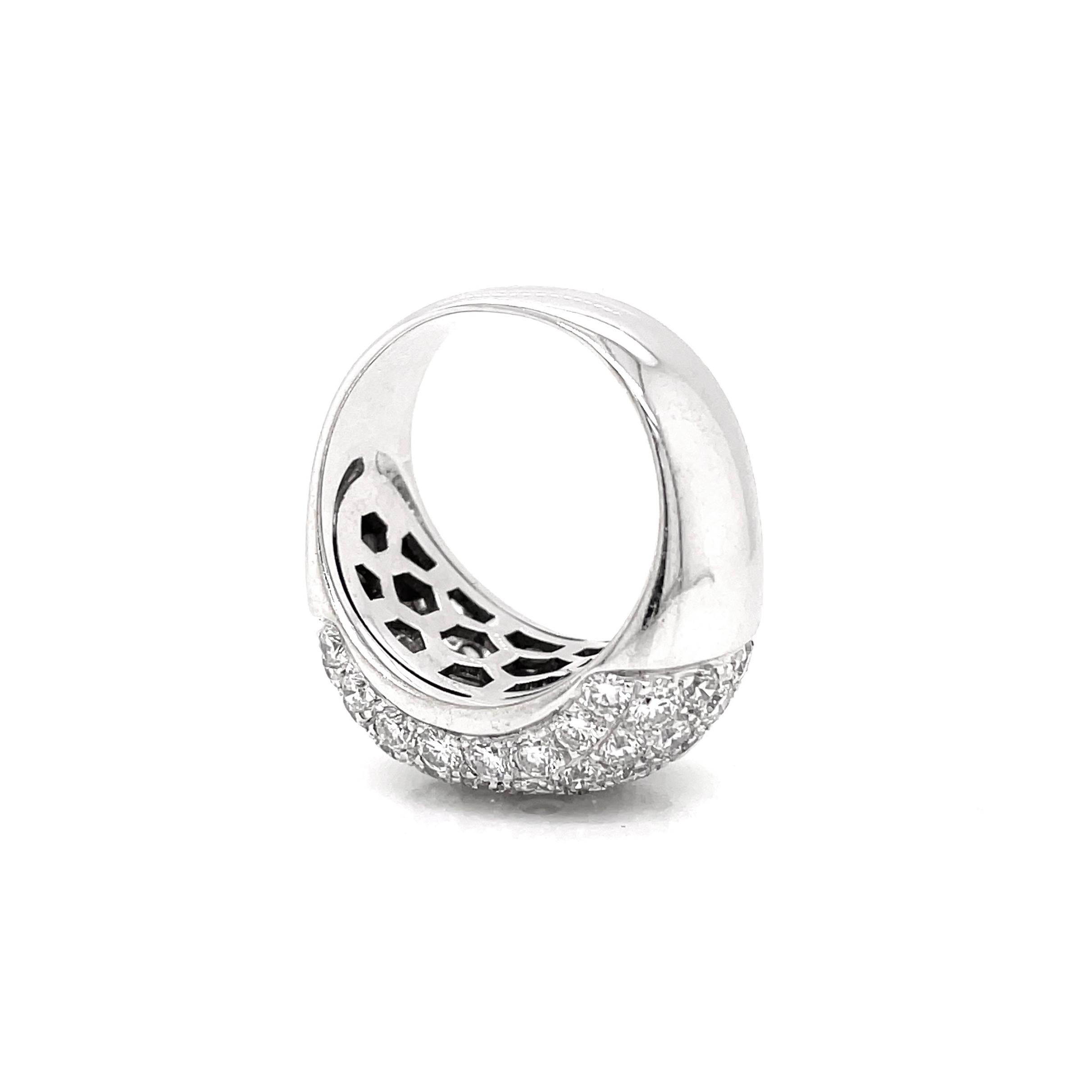 Taille brillant Bague cocktail bombée à dôme en or blanc 18 carats avec diamants en vente