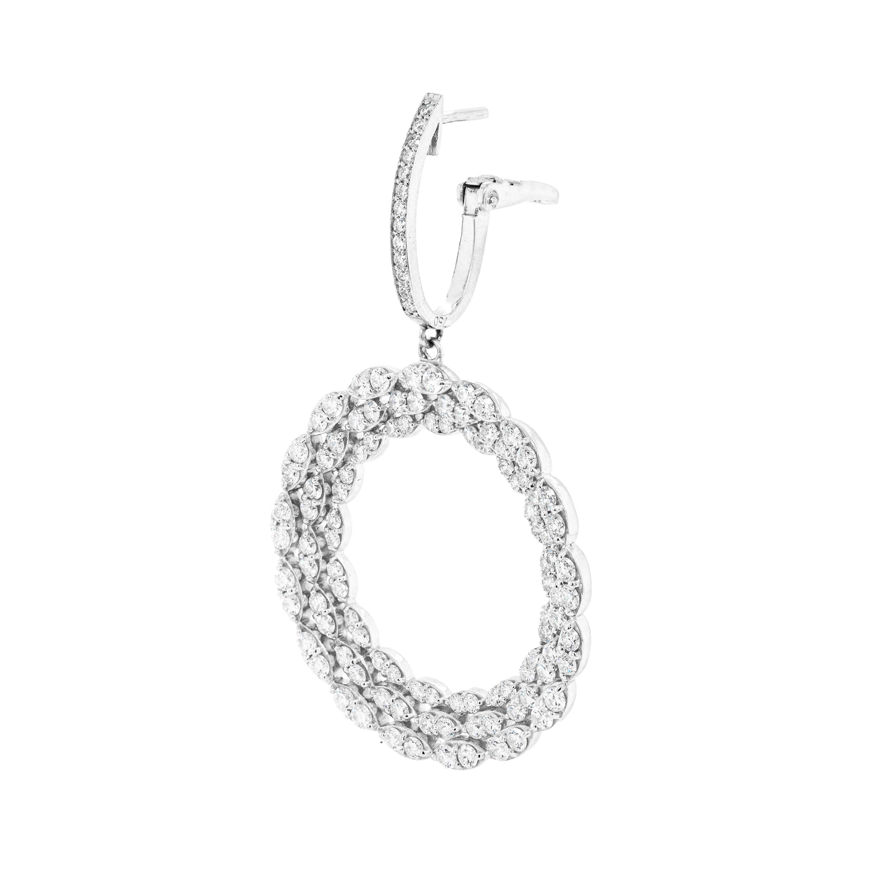 Moderne Boucles d'oreilles circulaires en or blanc 18 carats avec diamants en vente