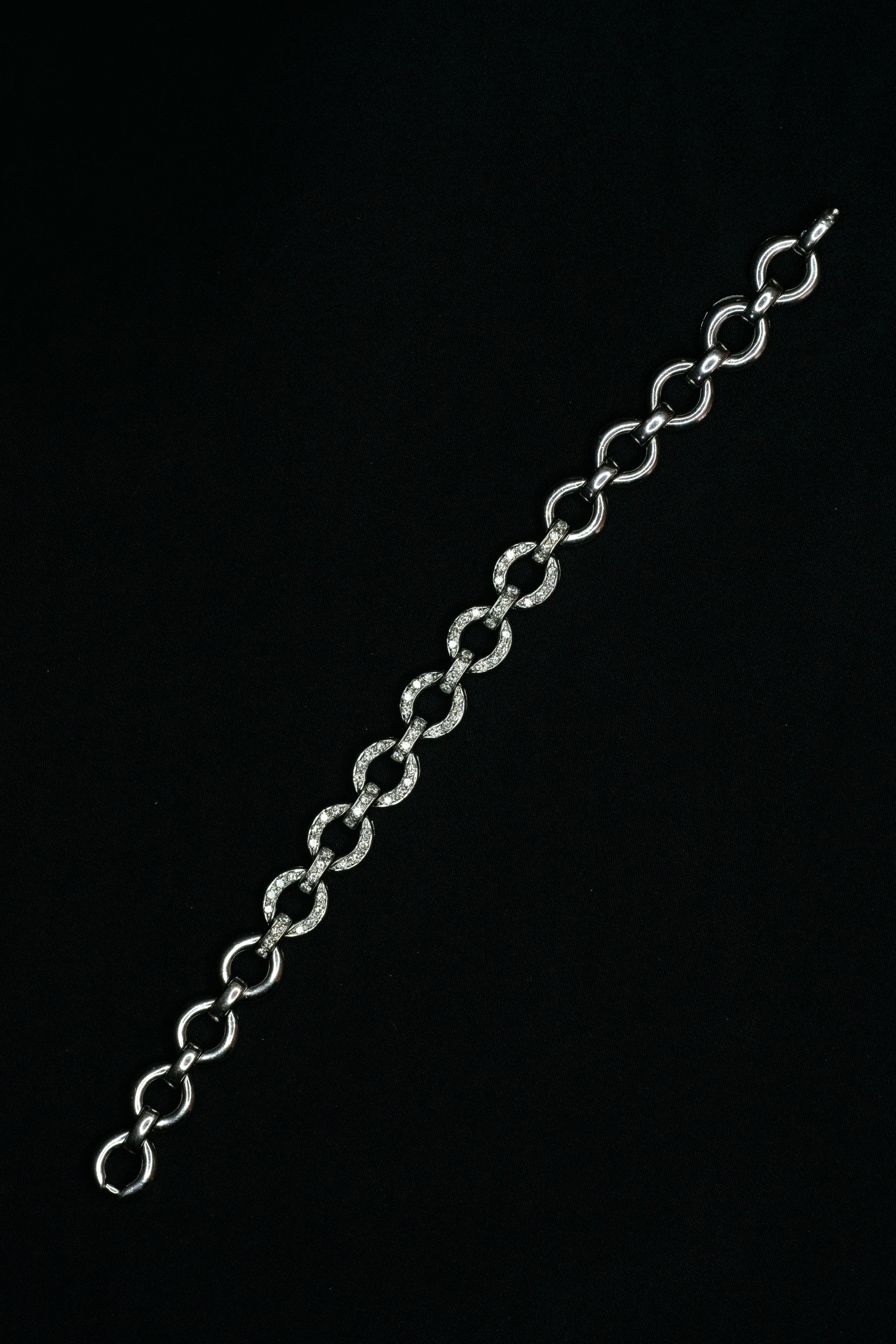 Diamond 18 Carat White Gold Circular Link Bracelet In Excellent Condition For Sale In London, GB