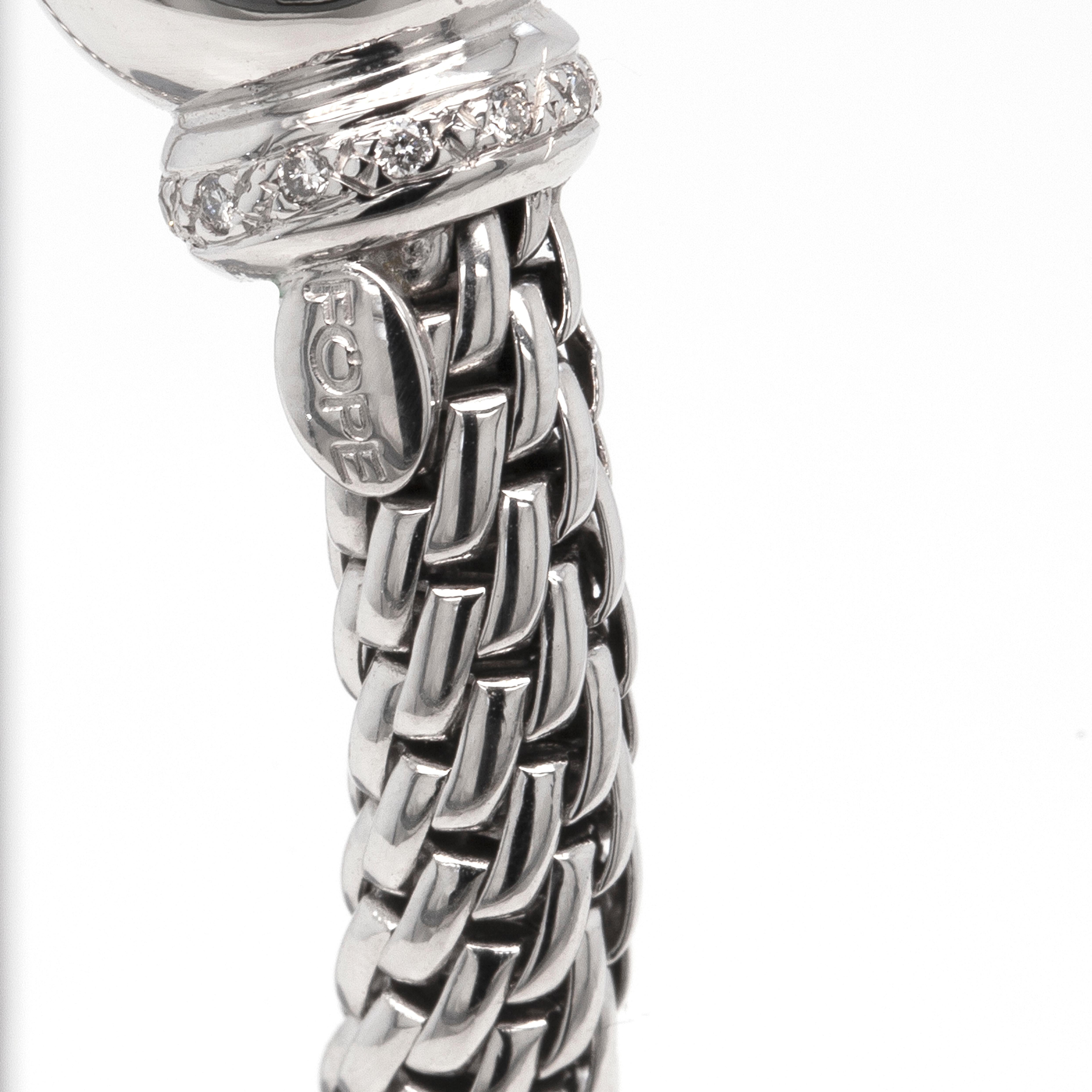 This cuff bracelet from the Italian luxury house, FOPE features their signature Novecento mesh design masterfully crafted from 18 carat white gold.
The piece is complemented by smooth rounded end caps embellished with approximately 0.28ct of fine