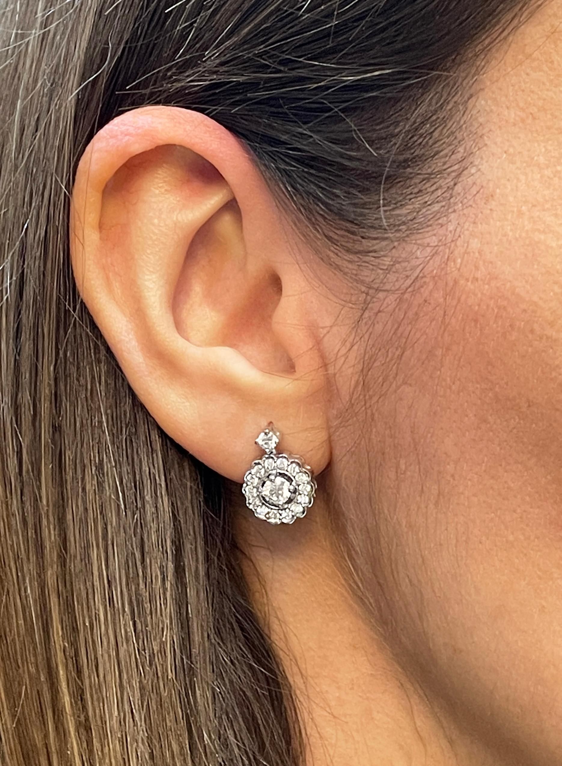 Diamant-Tropfen-Ohrringe aus 18 Karat Weißgold mit Halo im Zustand „Hervorragend“ im Angebot in London, GB