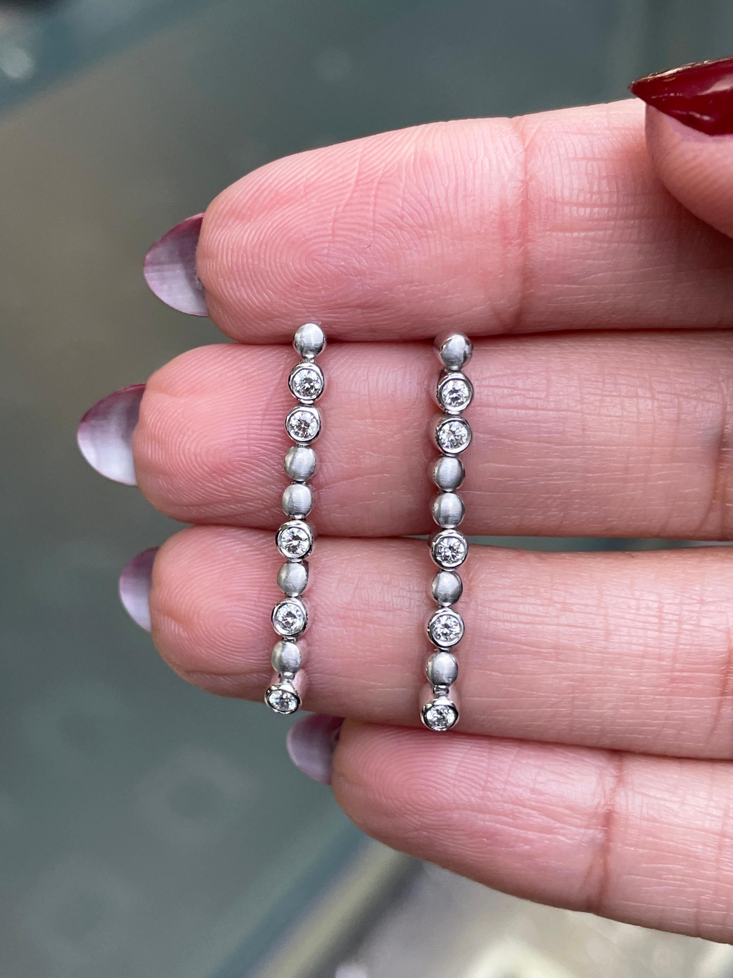 Moderno Orecchini lineari in oro bianco 18 carati con diamante in vendita