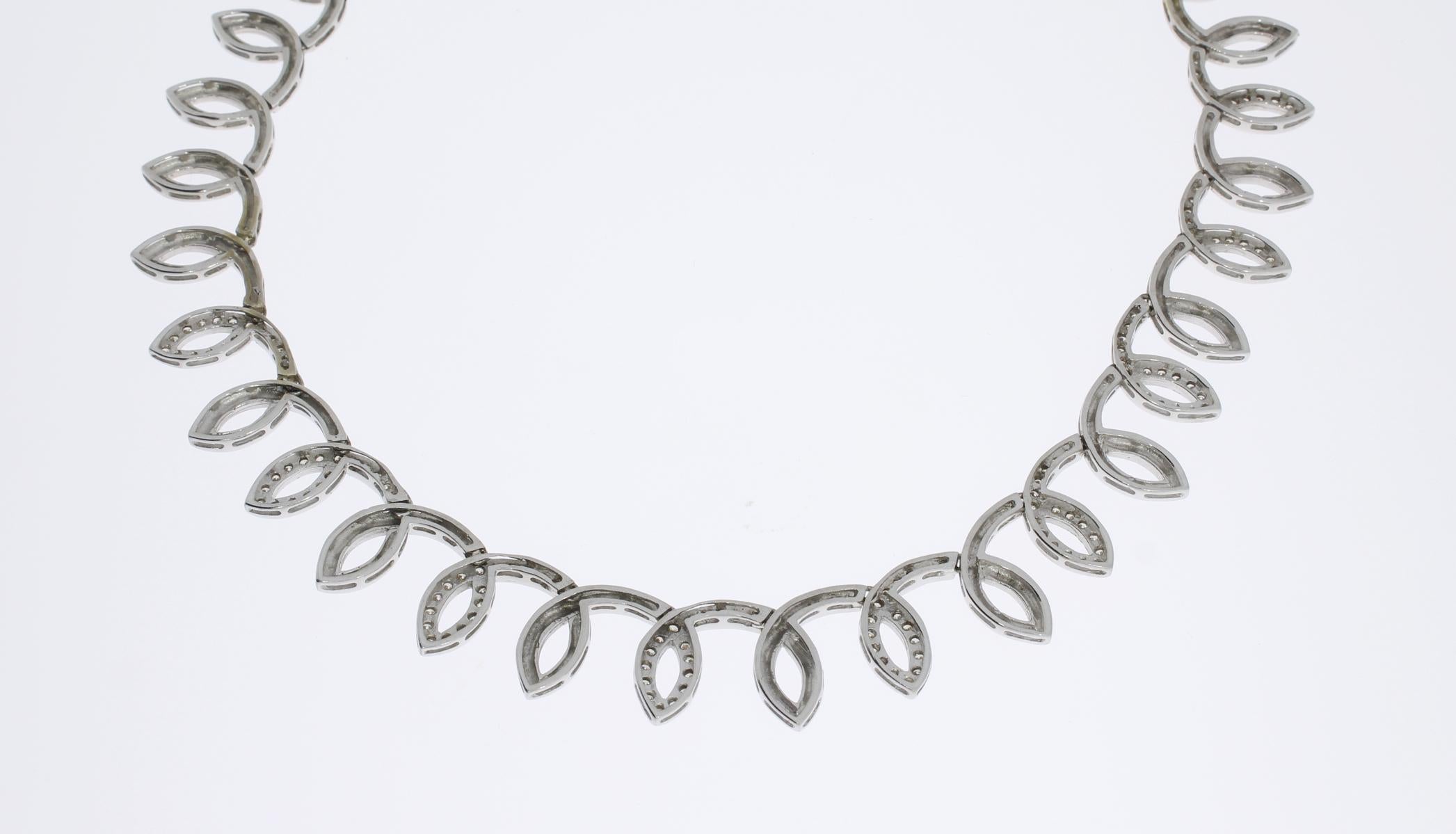 Diamond 18 Carat White Gold Necklace In Excellent Condition For Sale In Berlin, DE