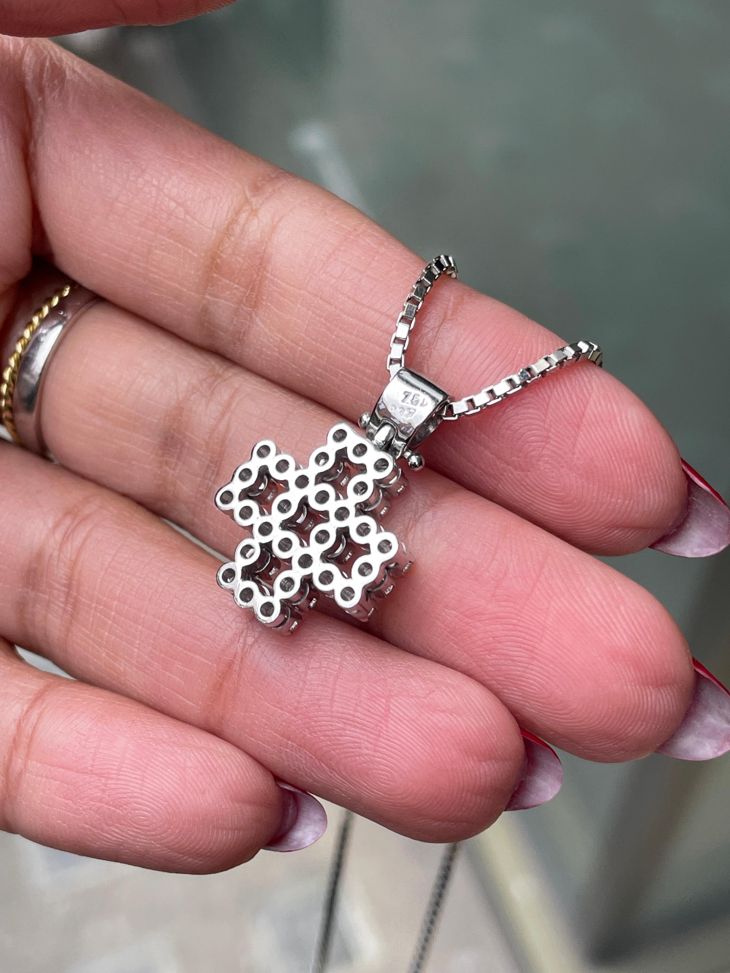 Taglio brillante Ciondolo a croce quadrata traforata con diamante in oro bianco 18 carati in vendita