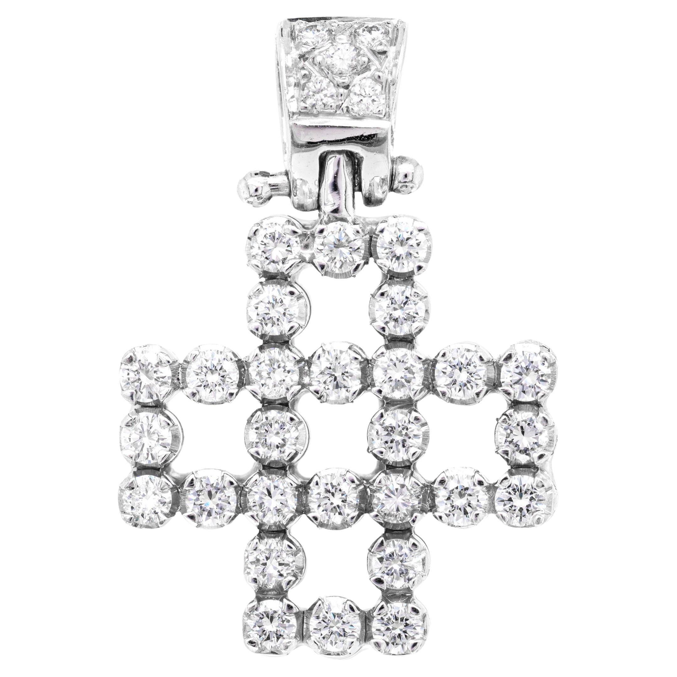 Pendentif croix ajourée carrée en or blanc 18 carats avec diamants en vente