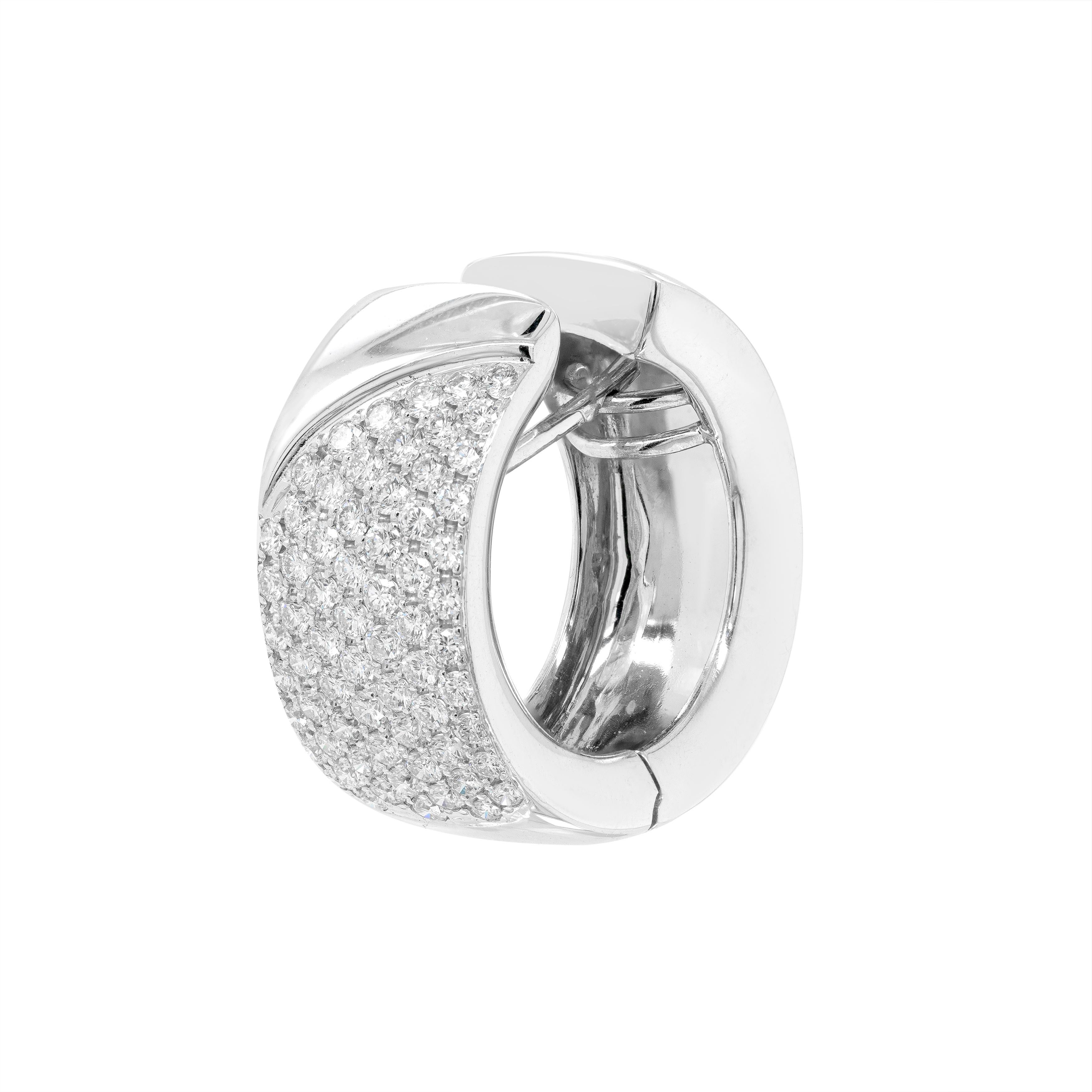 These chic and classic rounded huggie hoop earrings are each beautifully pavé set with 67 fine quality round brilliant cut diamonds, weighing a total approximate combined weight of 2.00ct. The stylish earrings are crafted from high-polish 18 carat