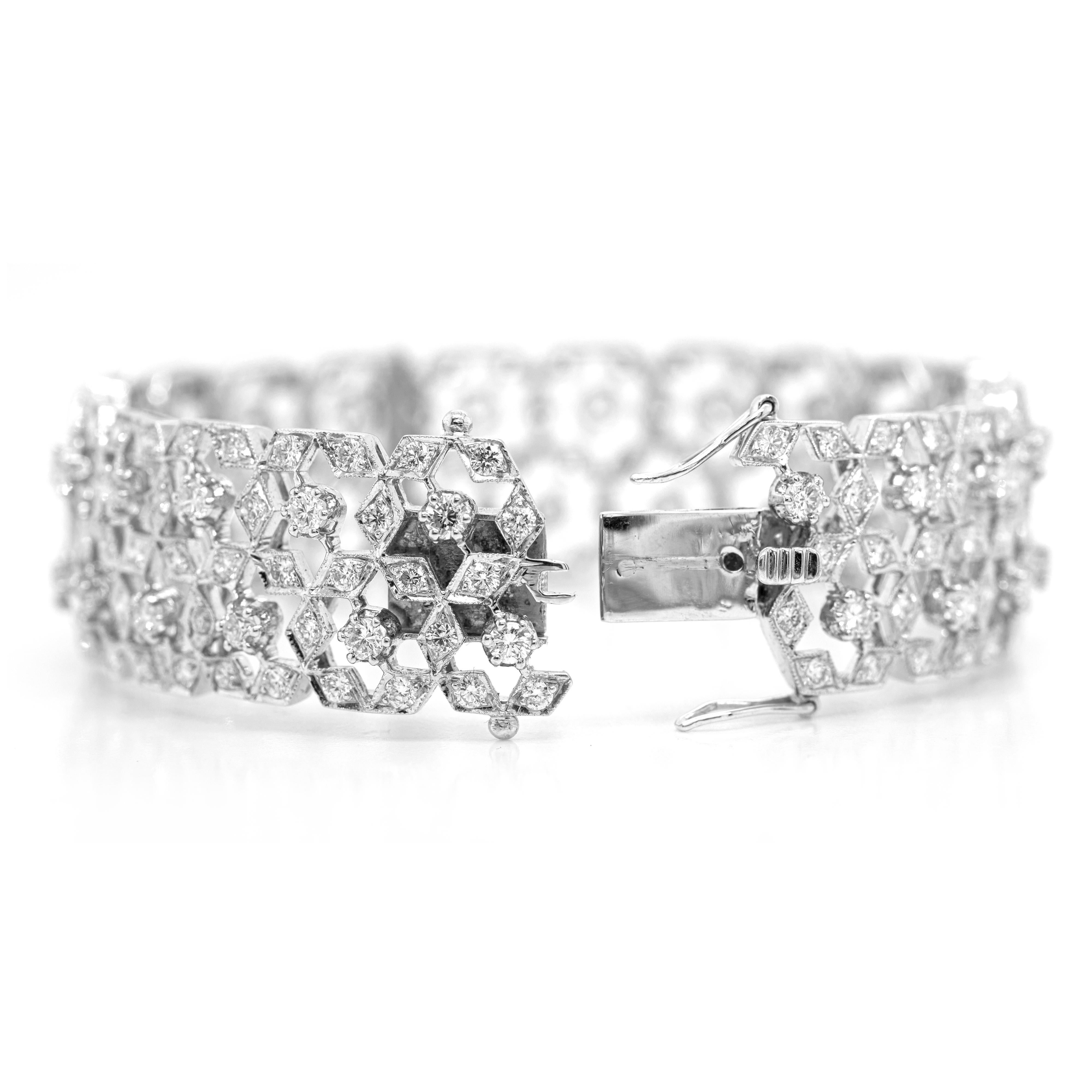 Moderne Bracelet jonc large ajouré en or blanc 18 carats avec diamants et nid d'abeille en vente