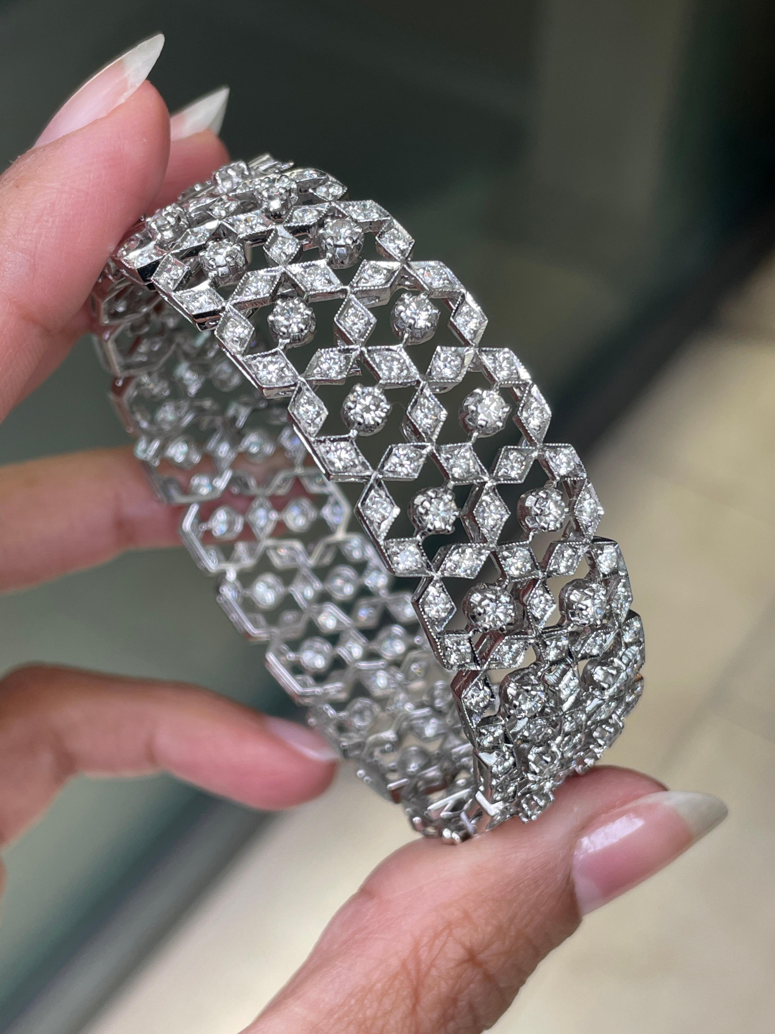 Bracelet jonc large ajouré en or blanc 18 carats avec diamants et nid d'abeille Excellent état - En vente à London, GB