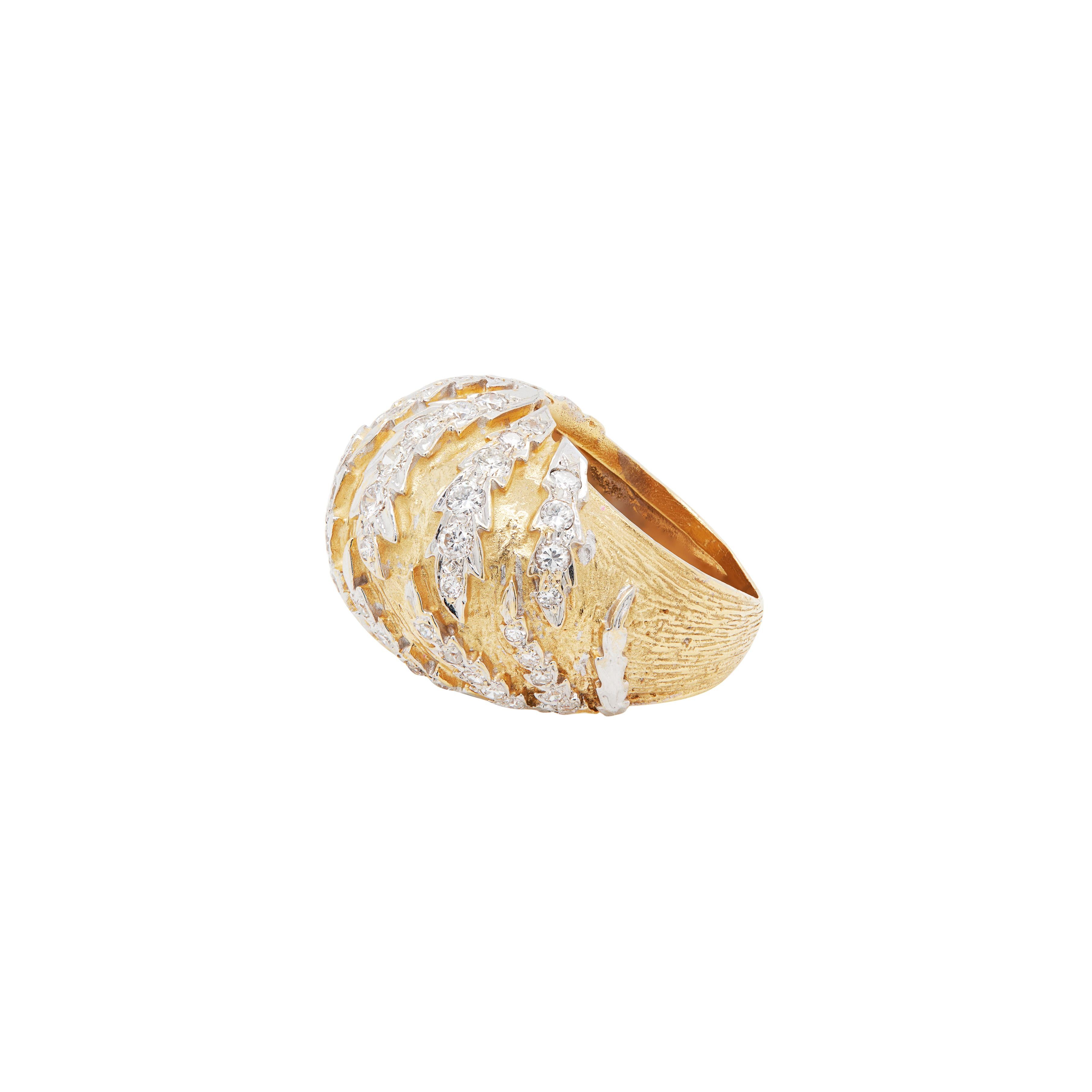 Questo audace anello da cocktail, che offre uno scintillio straordinario e un'eleganza senza tempo, è una vera e propria dichiarazione.

Realizzato con un'attenzione meticolosa ai dettagli, il pezzo presenta un design sostanziale ma raffinato, in