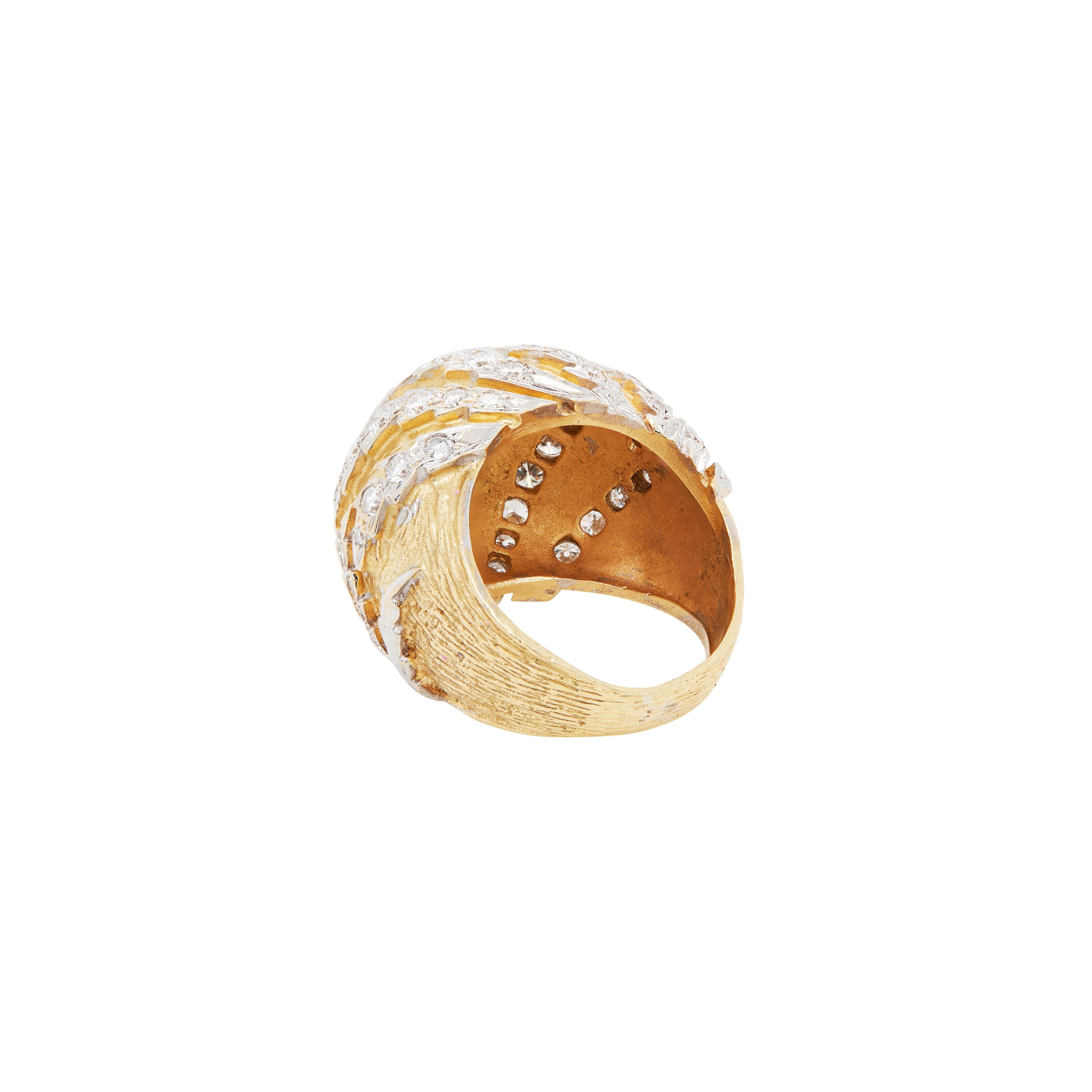 Taglio brillante Anello da cocktail con diamante a cupola bombata in oro giallo e bianco da 18 carati in vendita