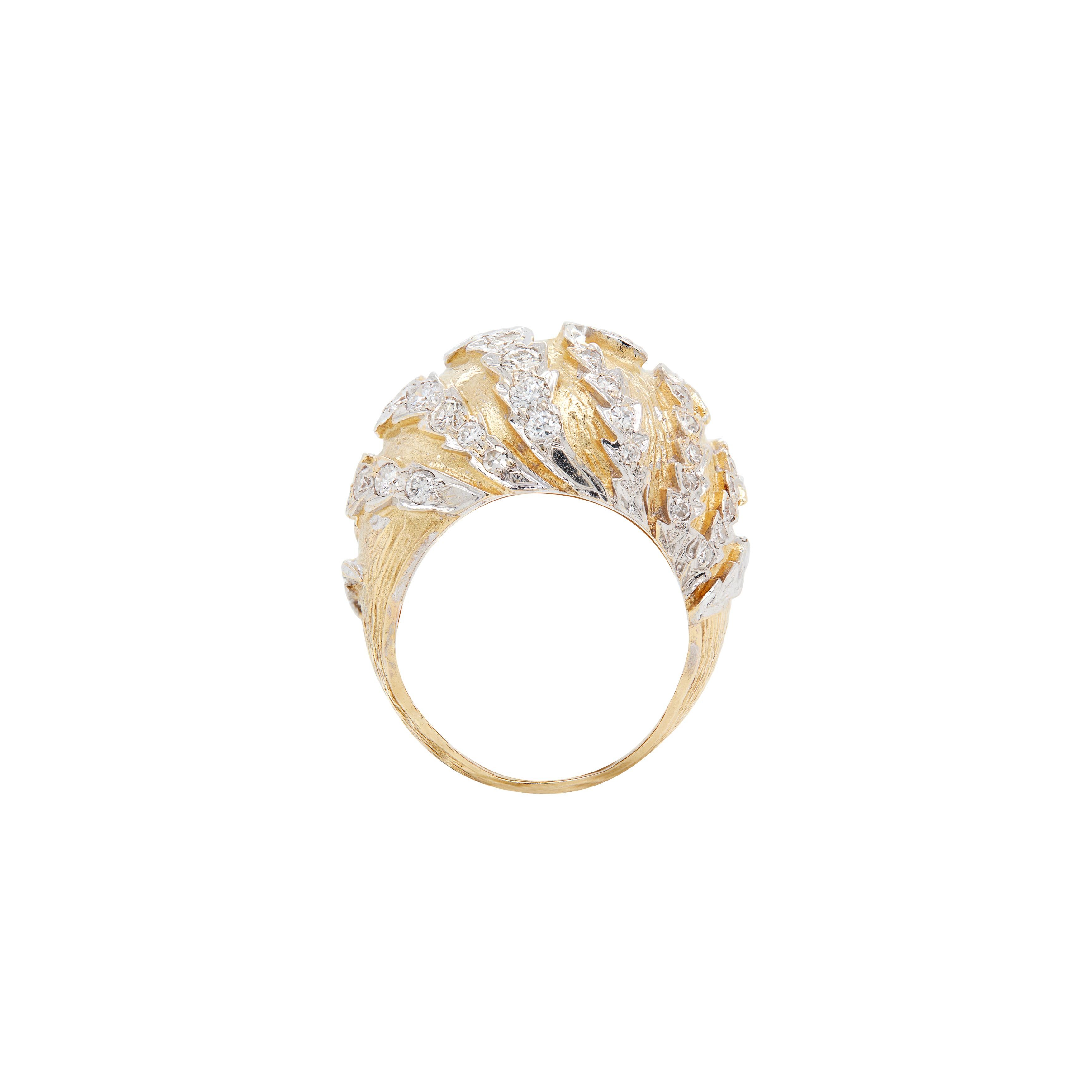 Anello da cocktail con diamante a cupola bombata in oro giallo e bianco da 18 carati In condizioni ottime in vendita a London, GB