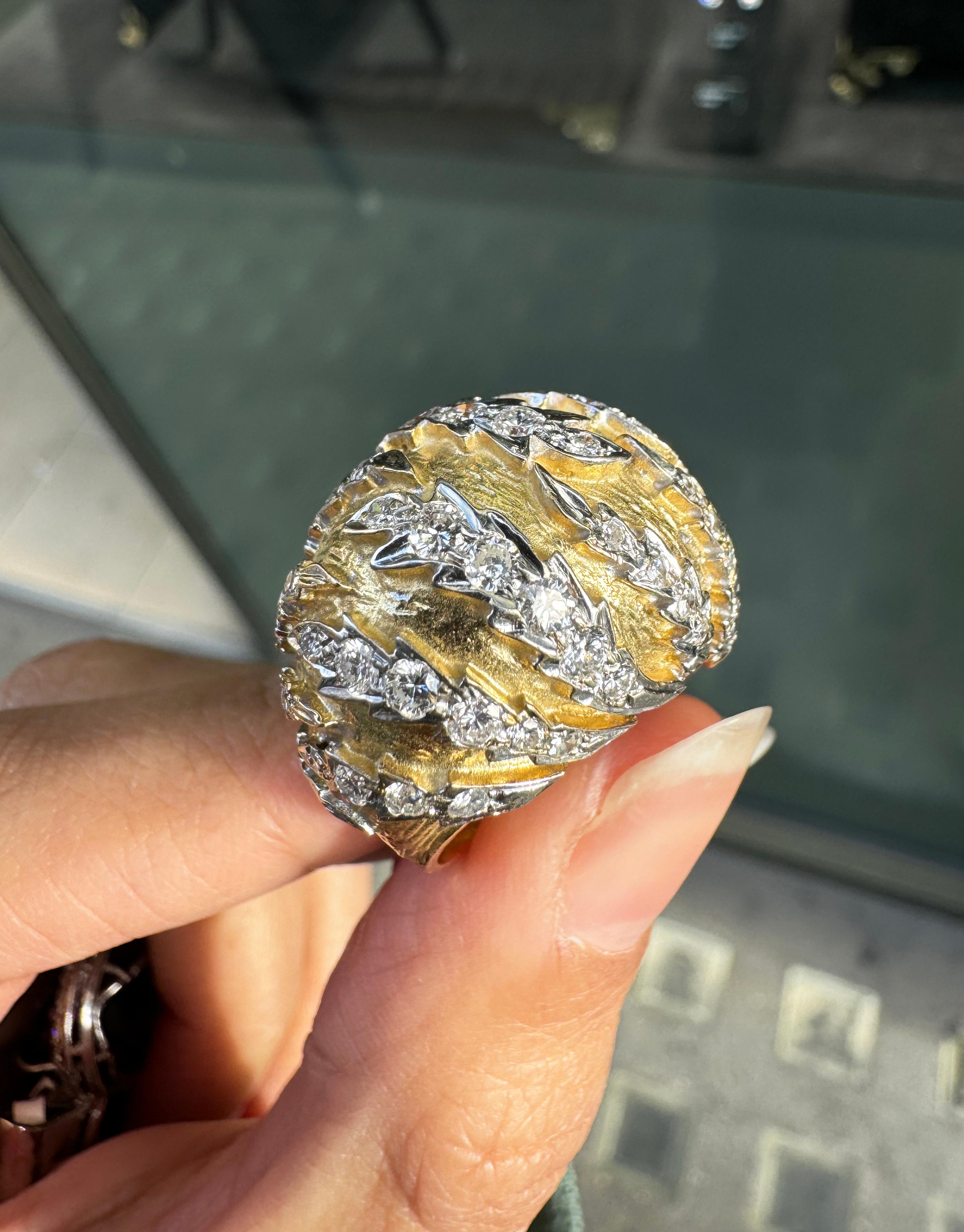 Anello da cocktail con diamante a cupola bombata in oro giallo e bianco da 18 carati in vendita 1