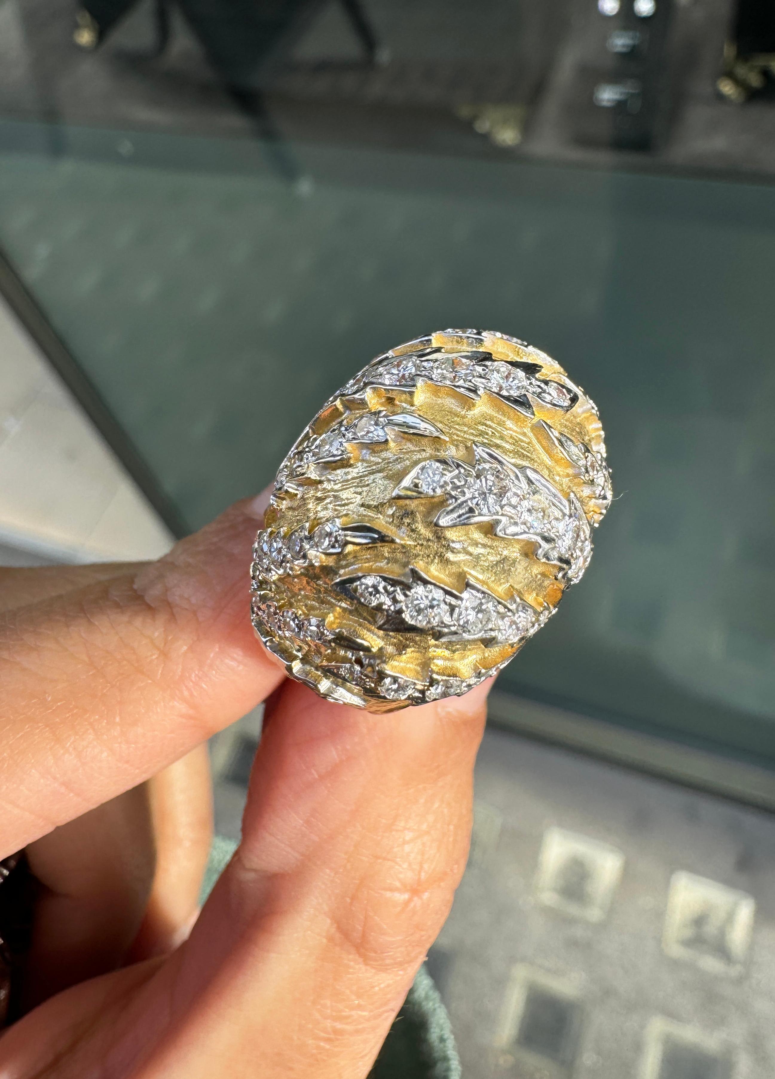 Anello da cocktail con diamante a cupola bombata in oro giallo e bianco da 18 carati in vendita 2