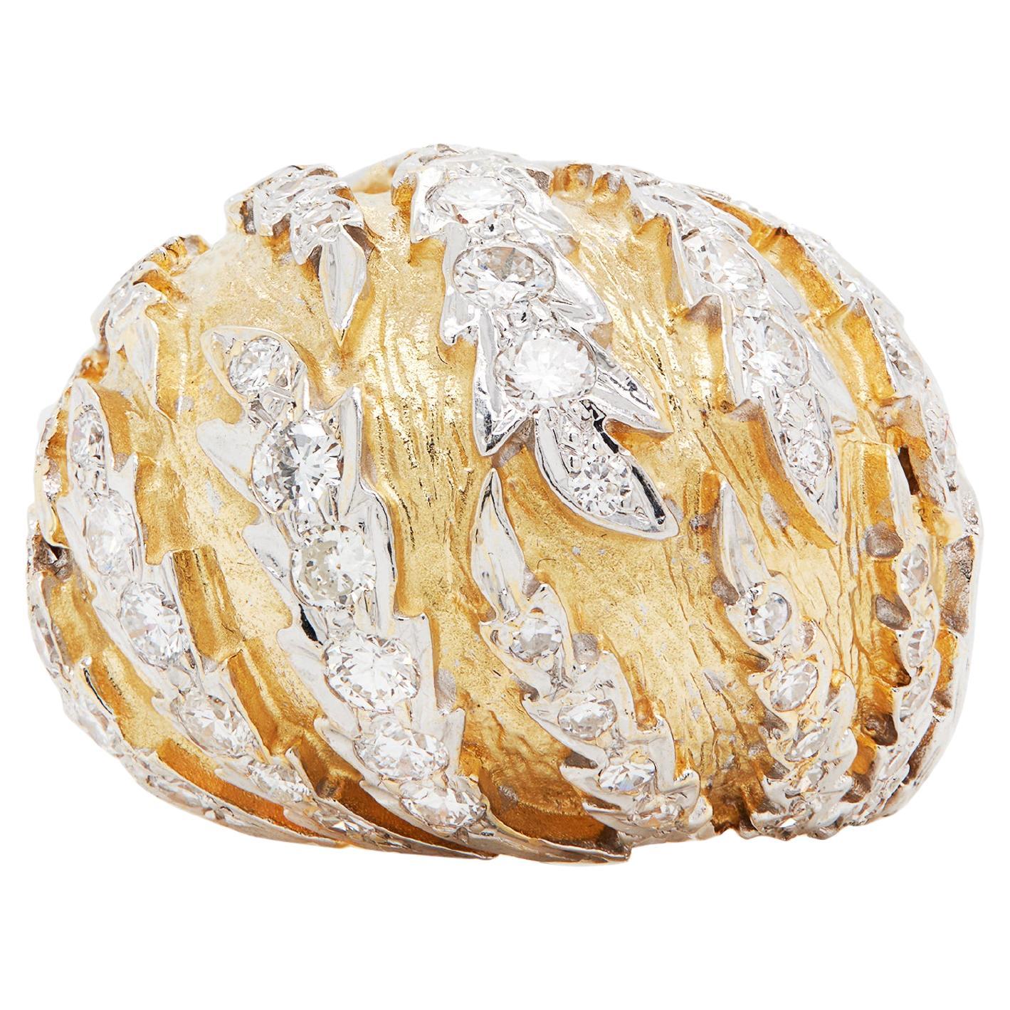Anillo de Cóctel Cúpula Bombé Texturizado de Diamantes de Oro Amarillo y Blanco de 18 Quilates