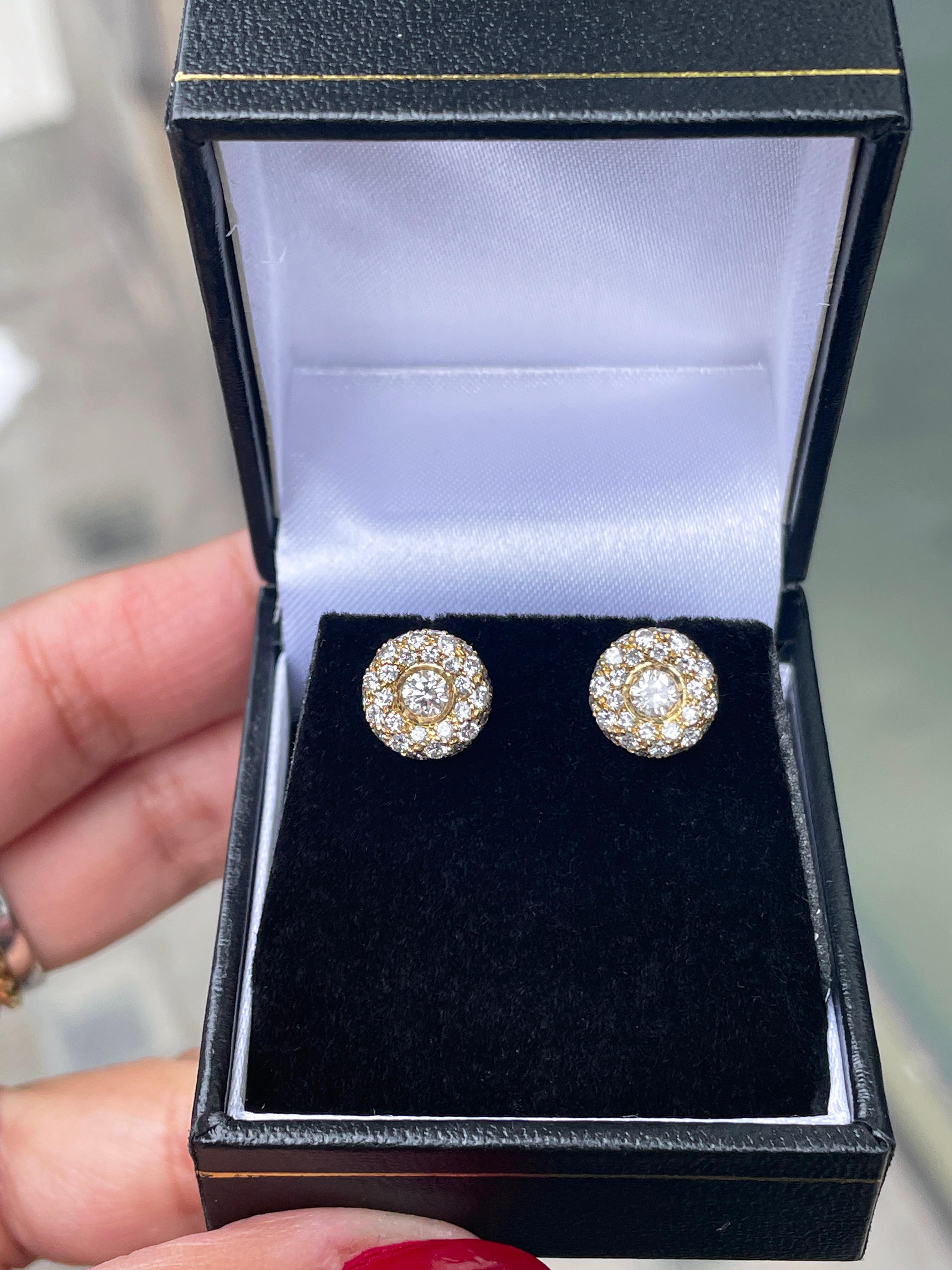 Modern Diamond 18 Carat Yellow Gold Round Cluster Stud Earrings For Sale