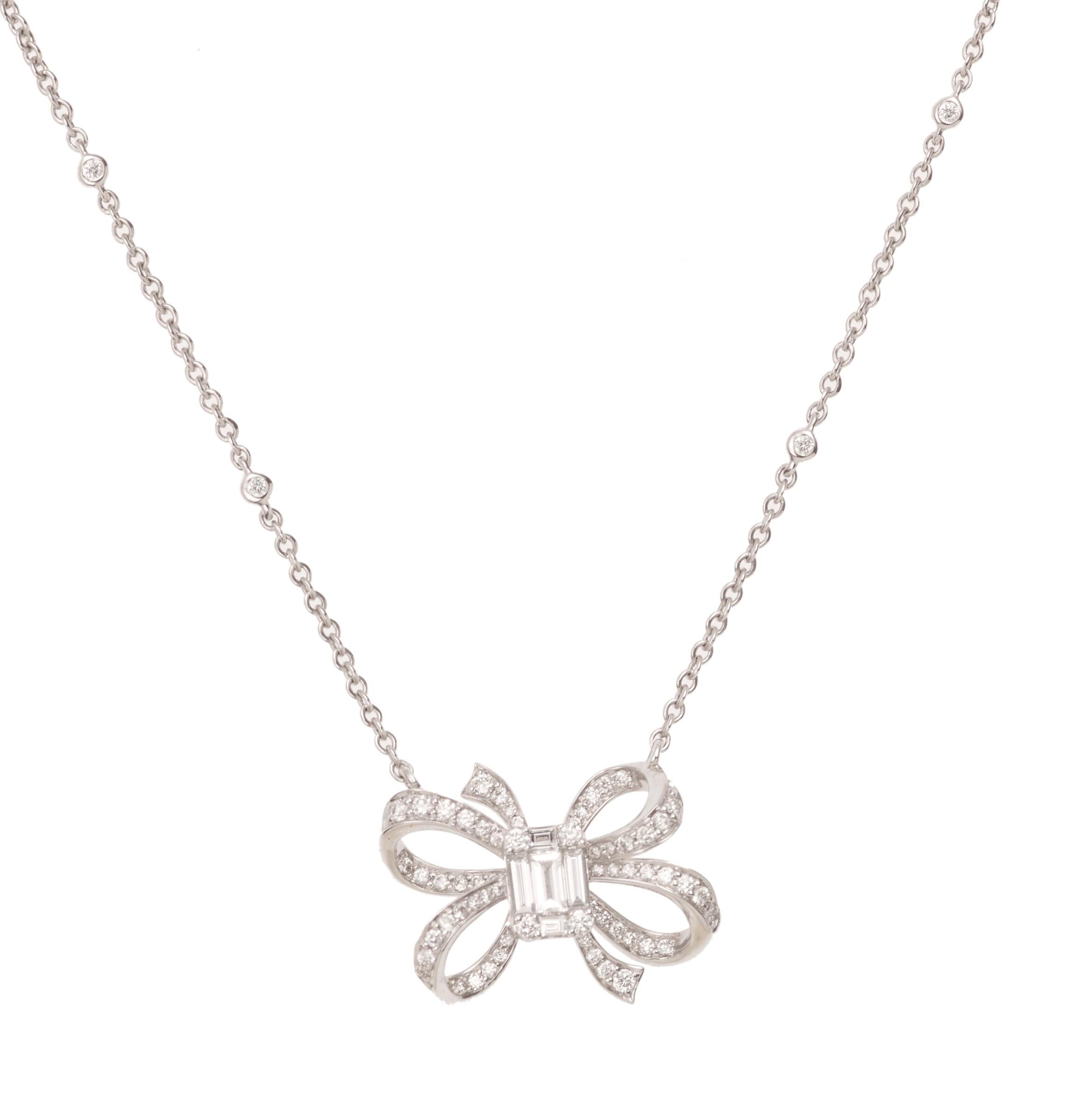 Lovely necklace representing a white gold ribbon bow set with a diamond pavement.

The central pavement shows an emerald cut effect. 4 little closed-set diamonds adorn the chain.

Dimensions : 2.09 x 1.49 cm (0.824 x 0.586 inches)

Total diamond