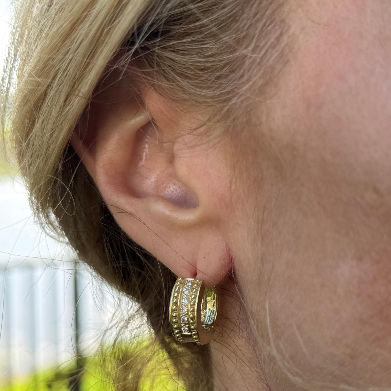 Ces boucles d'oreilles huggie en or jaune 18 carats à diamants polis brossés offrent un mélange intemporel de texture et d'élégance. Chaque boucle d'oreille présente une finition satinée douce, complétée par un travail artisanal raffiné. Sertis d'un