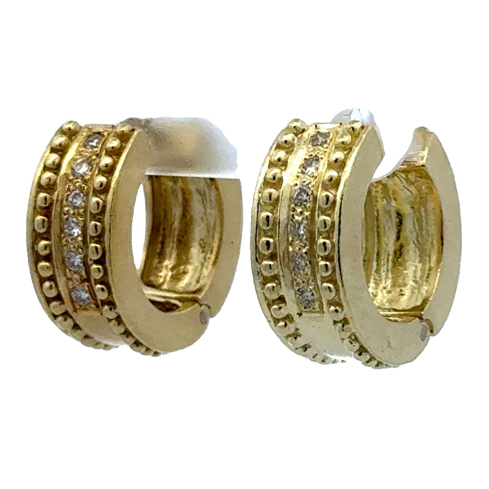 Moderne Boucles d'oreilles Huggie en or jaune 18 carats brossé et diamanté en vente