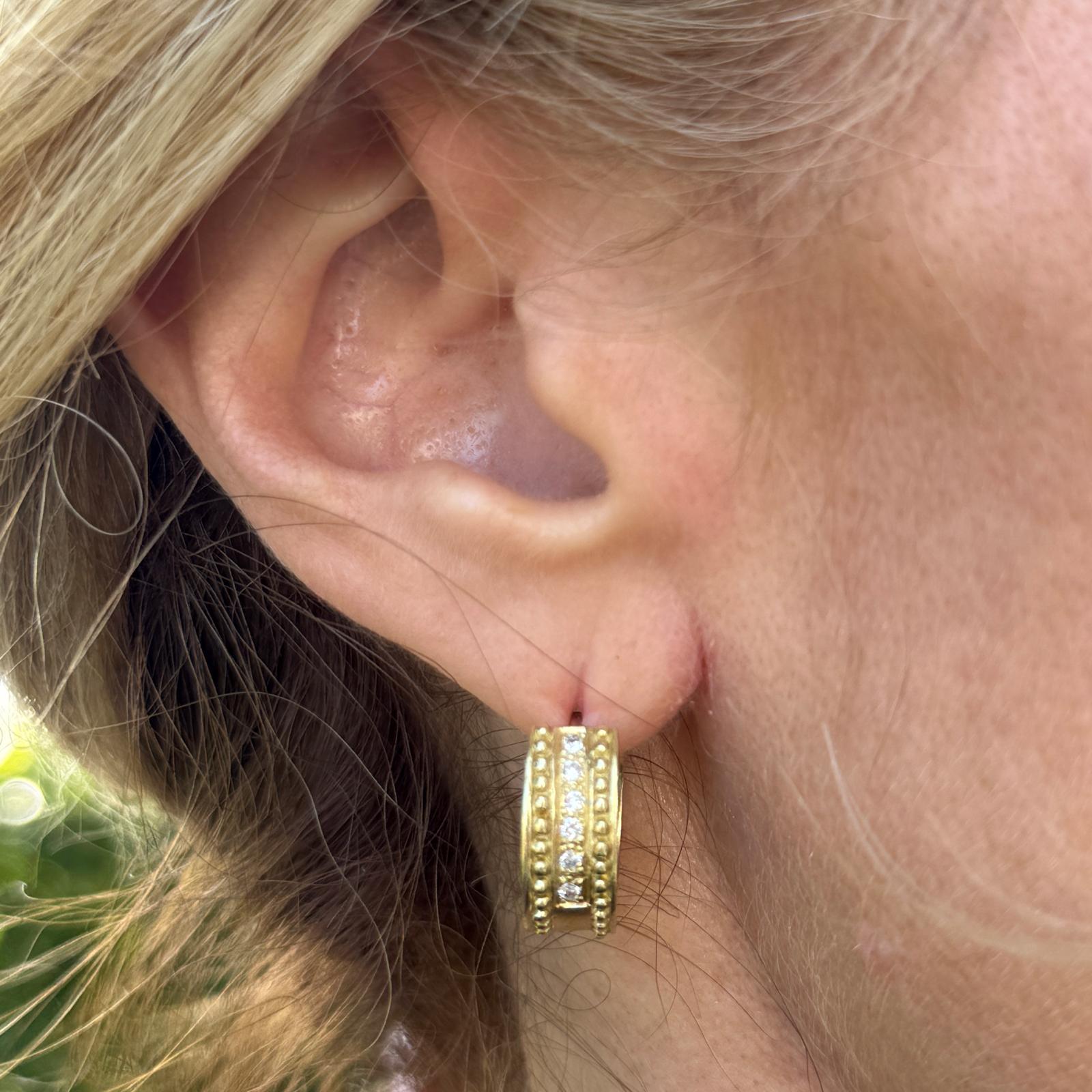Taille brillant Boucles d'oreilles Huggie en or jaune 18 carats brossé et diamanté en vente