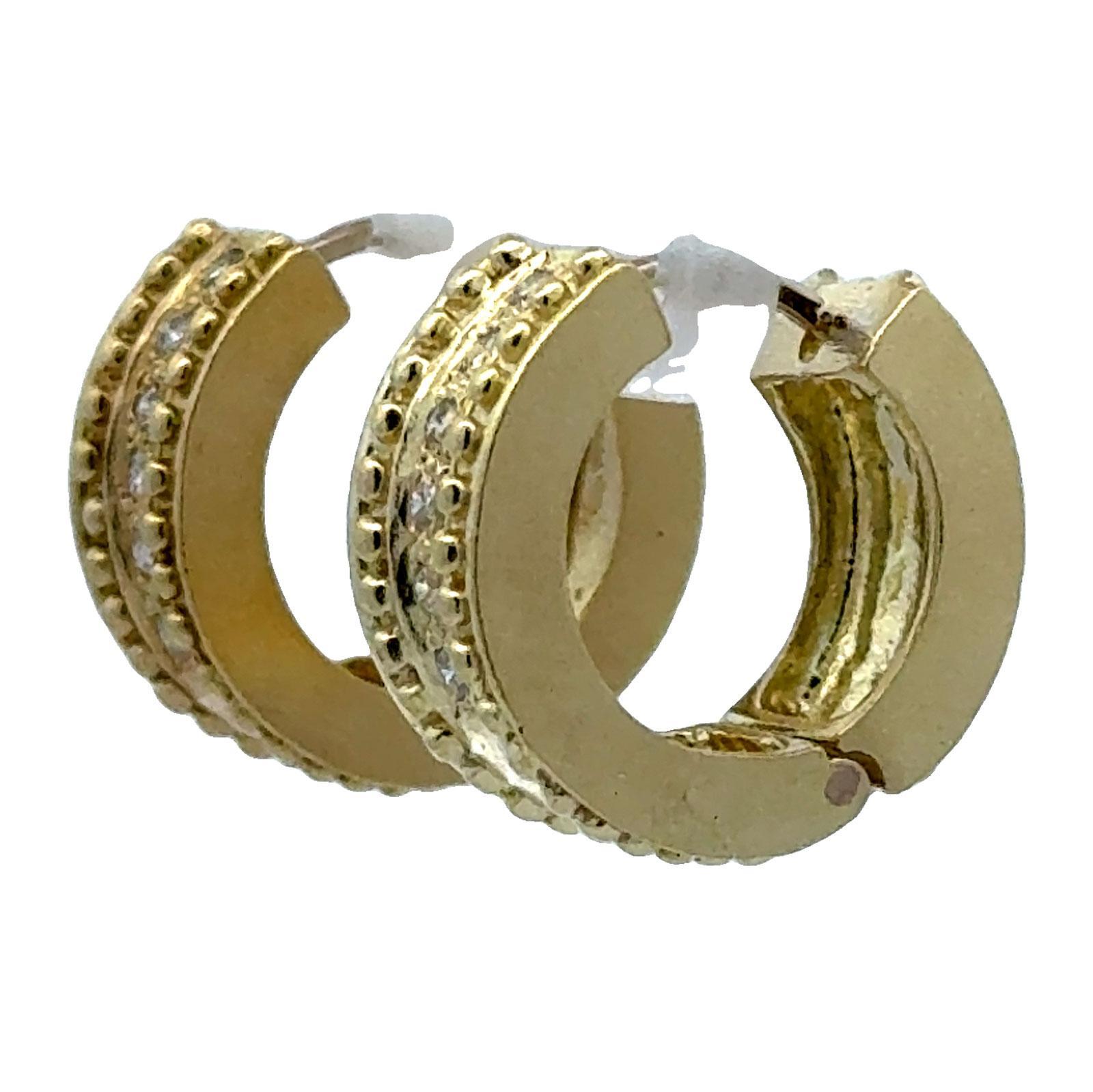 Boucles d'oreilles Huggie en or jaune 18 carats brossé et diamanté Excellent état - En vente à Boca Raton, FL