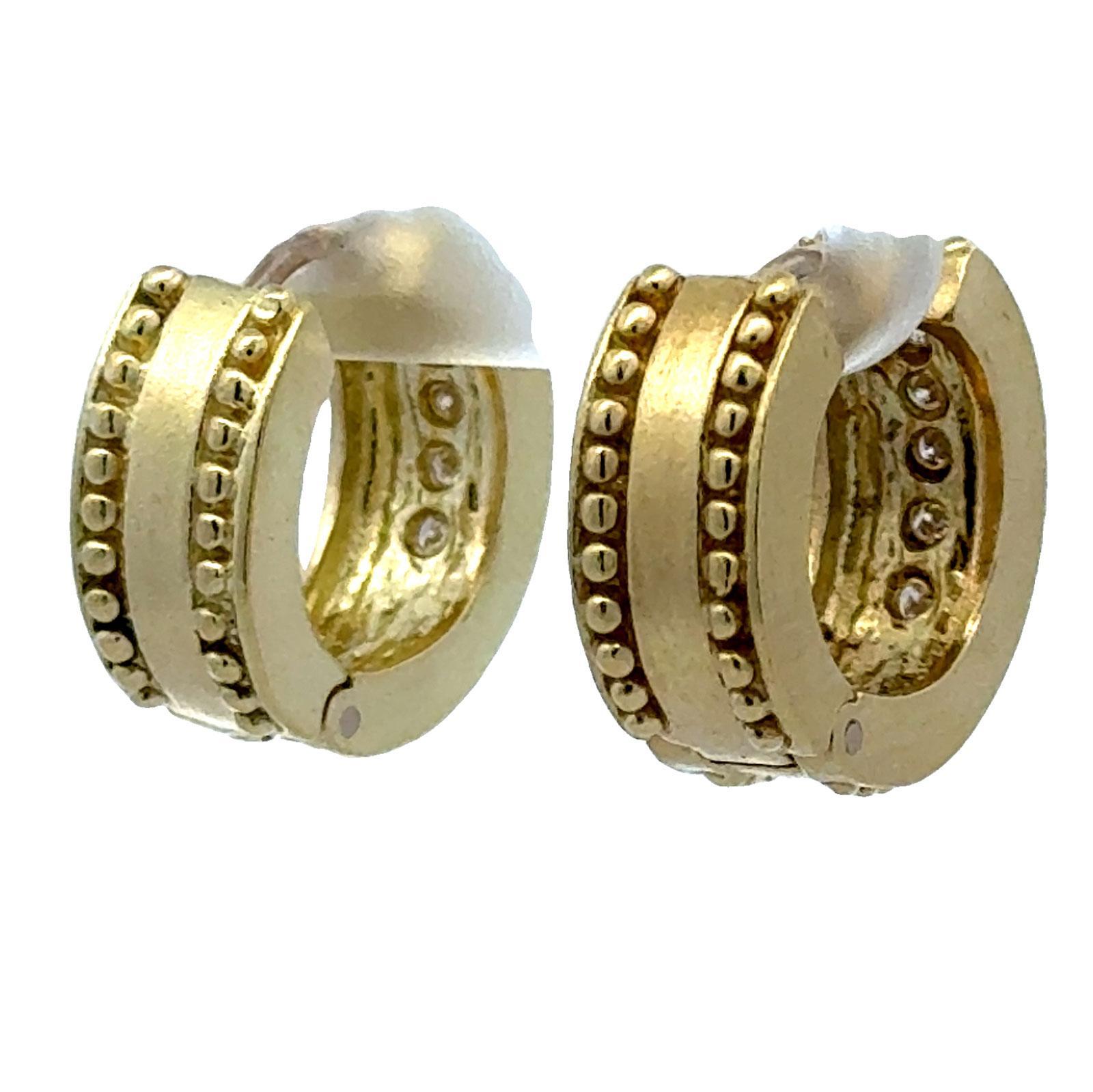 Boucles d'oreilles Huggie en or jaune 18 carats brossé et diamanté Pour femmes en vente