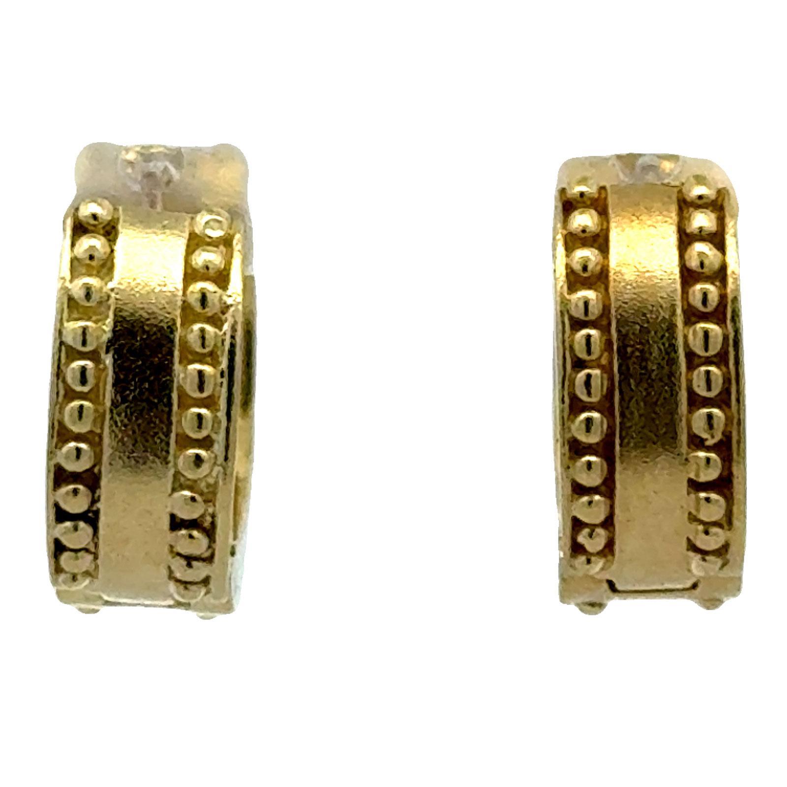 Boucles d'oreilles Huggie en or jaune 18 carats brossé et diamanté en vente 1