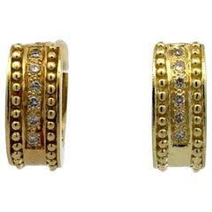 Pendientes de aro abrazador de oro amarillo pulido de 18 quilates con diamantes