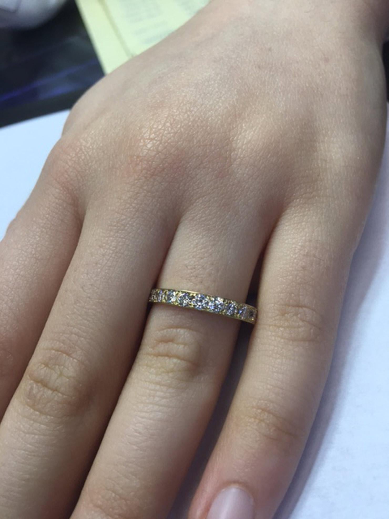 Magnifiquement fabriquée à la main en or jaune 18 carats, cette alliance fine est sertie de diamants blancs de taille brillant sur les 3/4 de la circonférence. Cela permet de s'assurer que la partie du bas du doigt qui heurte souvent une surface ne