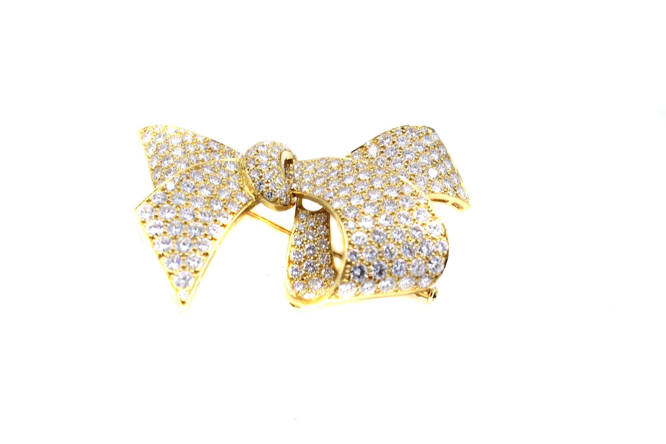 This stunning three-dimensional bow brooch has been masterfully handcrafted in 18-karat yellow gold, with each element of the bow curving to give the maximum fire and sparkle to the diamonds. Over 250 perfectly matched bright white and sparkly round