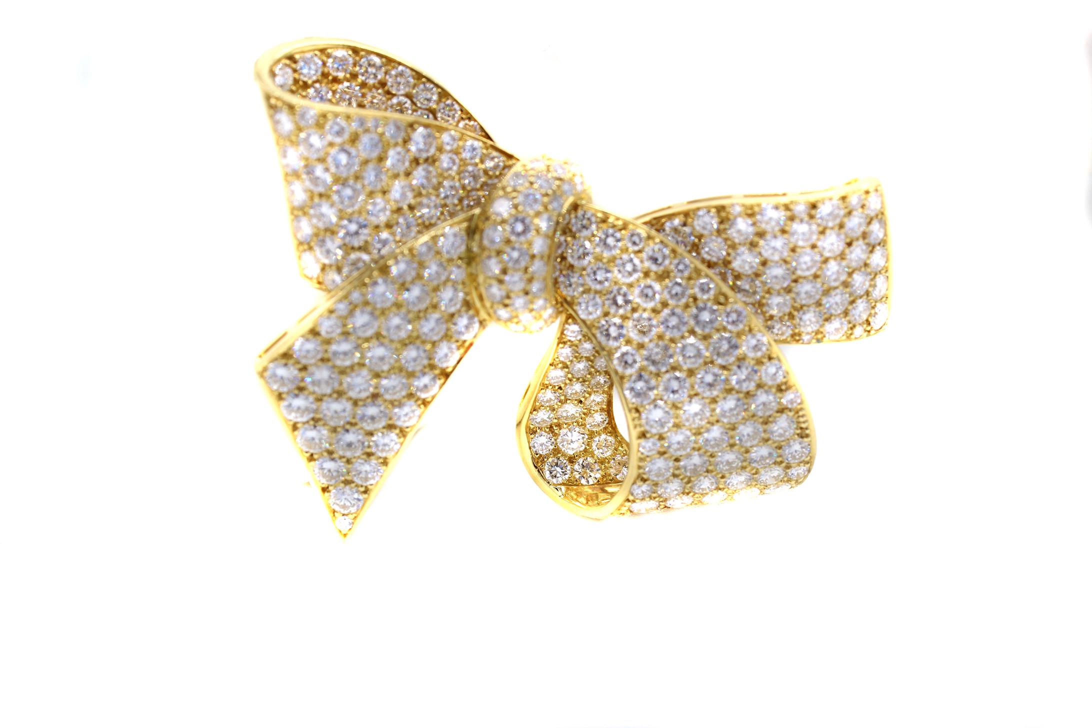 Bow-Brosche aus 18 Karat Gold mit Diamanten (Rundschliff) im Angebot