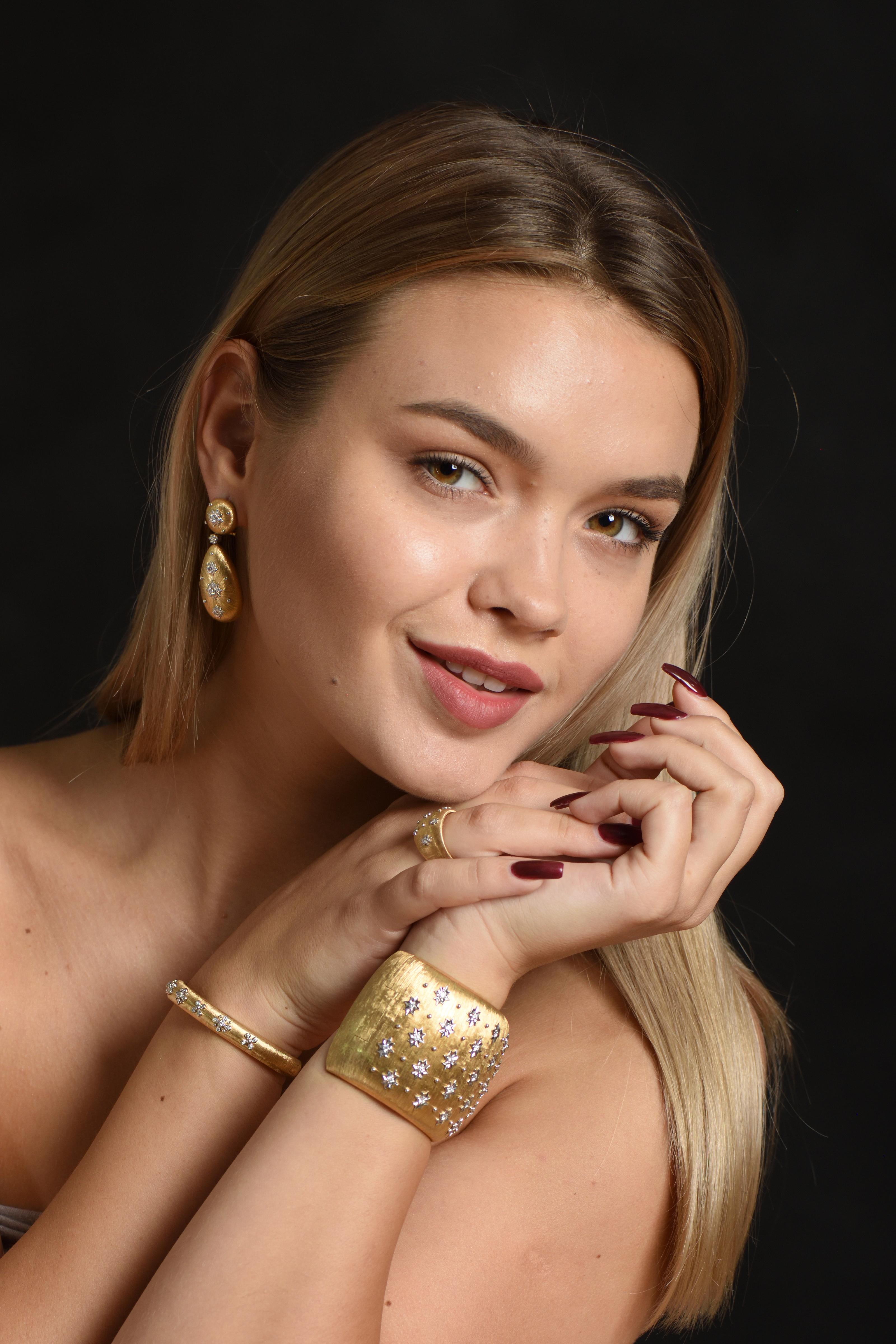 Dieses einzigartige Stück wird mit der florentinischen exquisiten Technik der dünnen, raffinierten Handgravur aus Federn hergestellt.

Jedes Schmuckstück von Althoff Jewelry zeichnet sich durch eine dünne, line-by-line-Handgravur aus, die einen