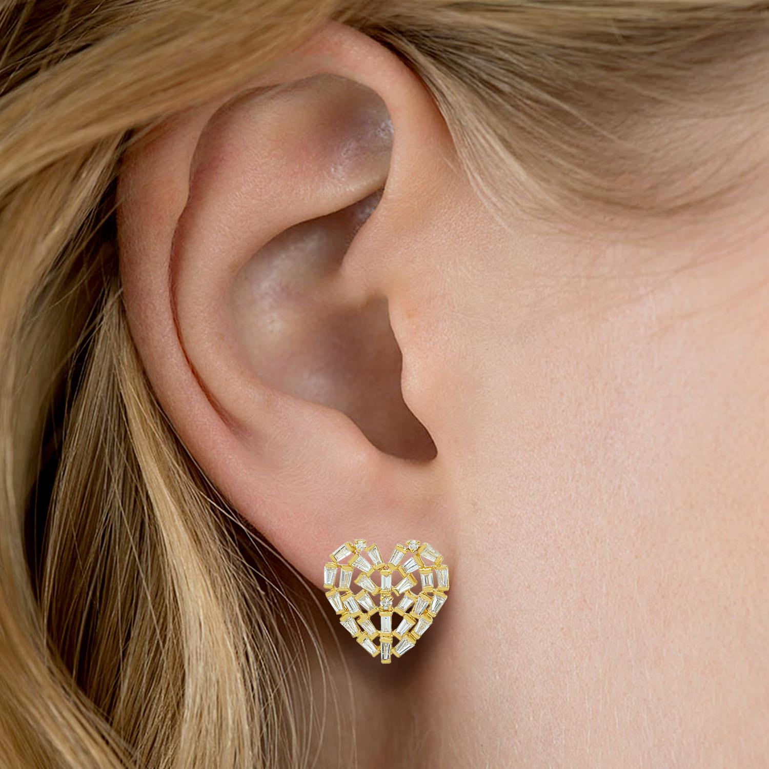 Ces boucles d'oreilles sont fabriquées à la main en or 18 carats et magnifiquement détaillées avec des diamants baguettes de 1,07 carats. 

SUIVRE  La vitrine de MEGHNA JEWELS pour découvrir la dernière collection et les pièces exclusives.  Meghna