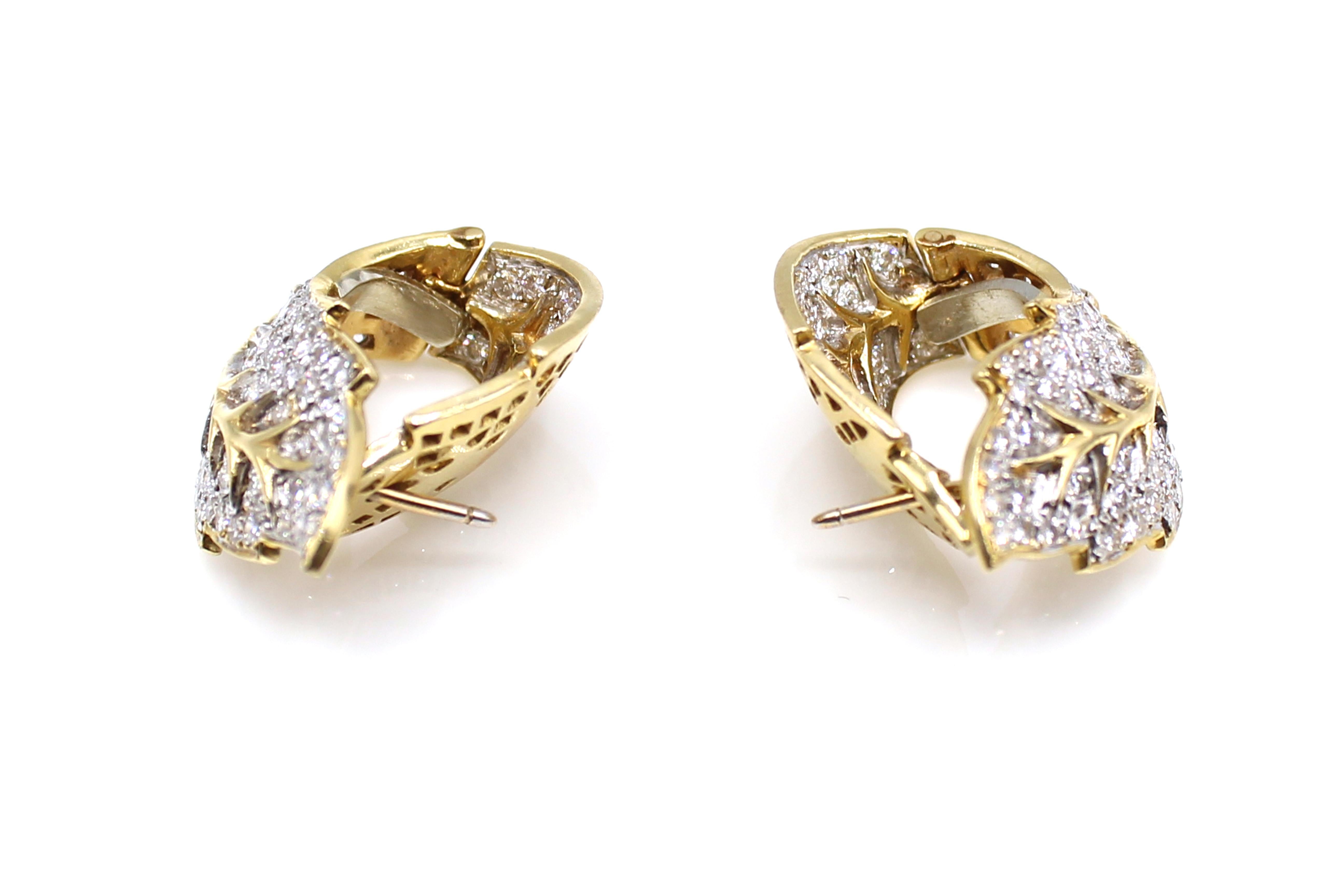 Masterfully handcrafted in 18 karat yellow gold, these ear-clips are beautifully designed as life-like leaves. Slightly curved these ear-clips have a three-dimensional feel and the bright white and sparkly diamonds bring this piece of jewelry to