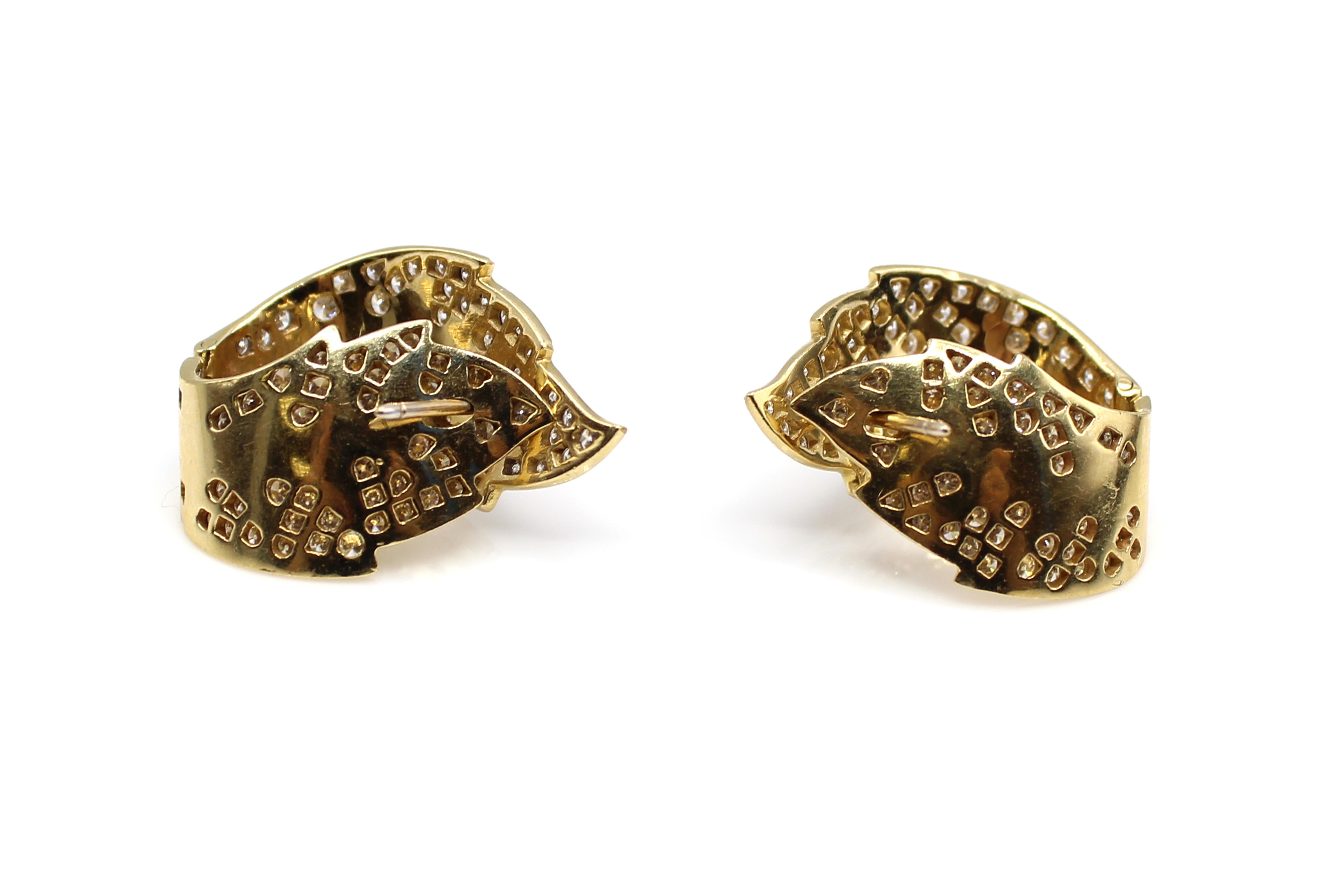 Contemporain Boucles d'oreilles feuilles en or 18 carats avec diamants en vente