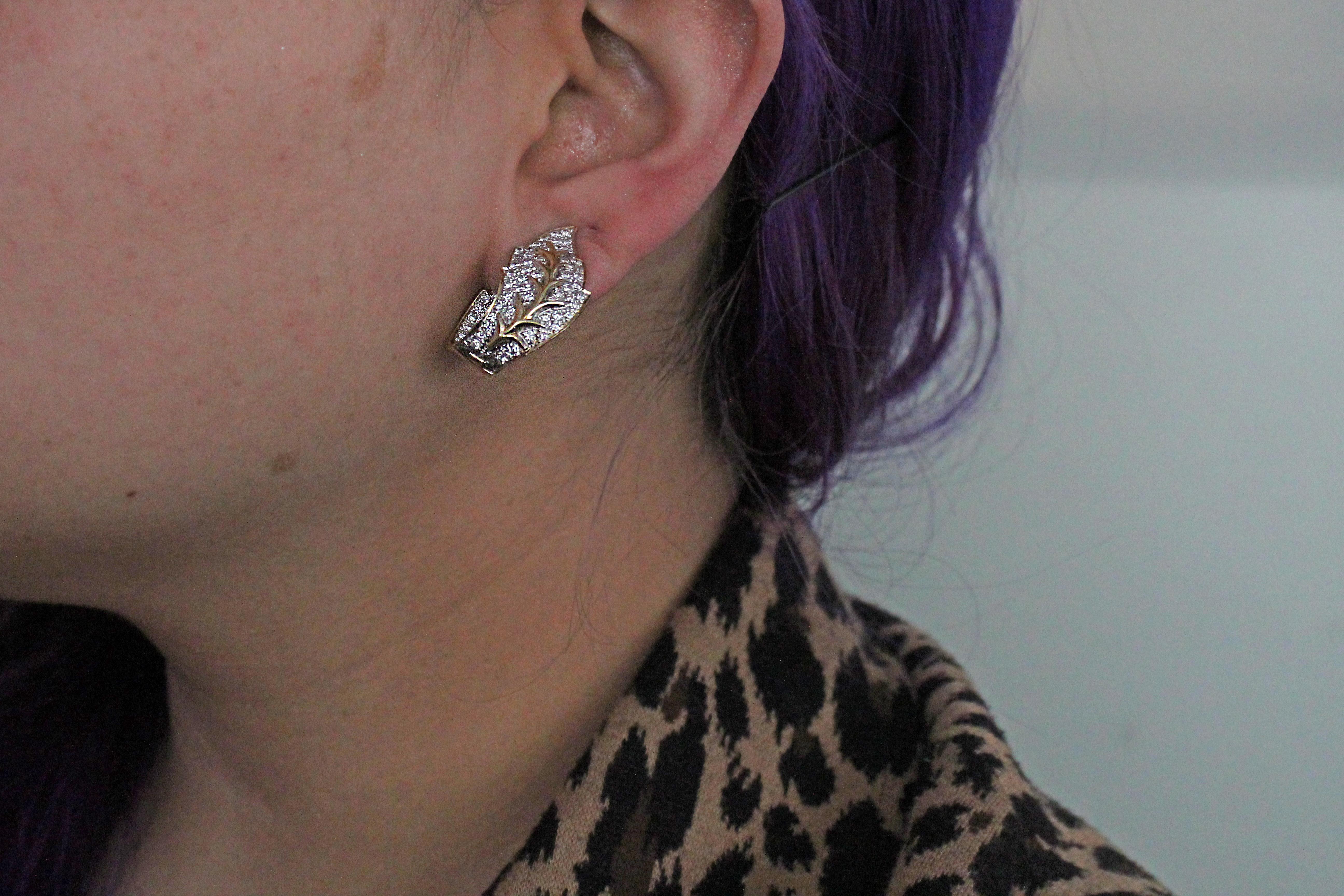 Taille ronde Boucles d'oreilles feuilles en or 18 carats avec diamants en vente
