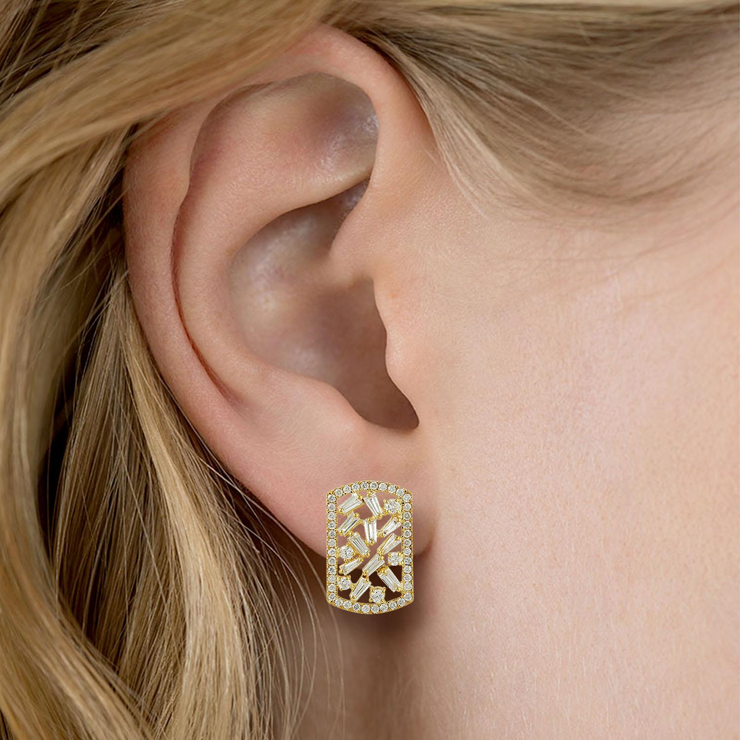 Ces boucles d'oreilles sont fabriquées à la main en or 18 carats et serties de 1,1 carat de diamants baguettes étincelants. 

SUIVRE  La vitrine de MEGHNA JEWELS pour découvrir la dernière collection et les pièces exclusives.  MEGHNA JEWELS est