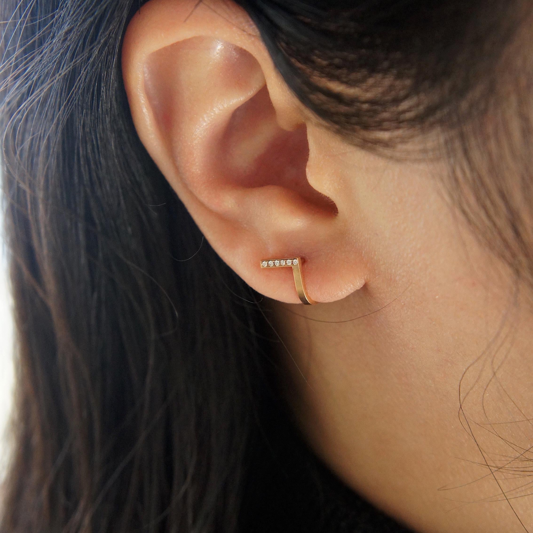 Unfinishing Line collection exudes minimalism and precision with its smooth lines and angles. Detailed with a curved structure and matt brushed finish. 18-Karat Rose Gold Diamond Curve Earrings is perfect for day to night wear due to the simplistic