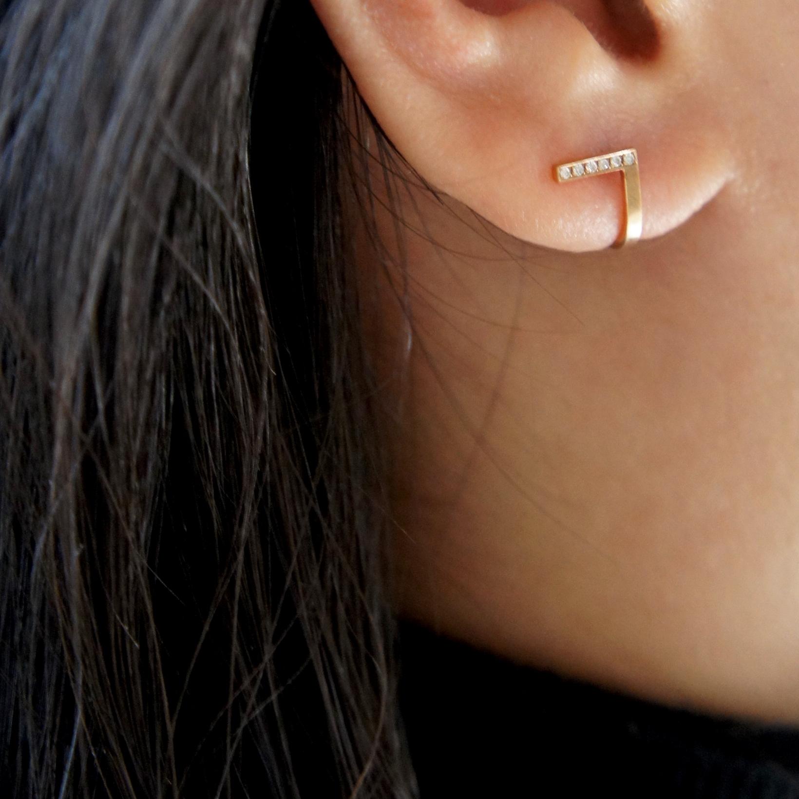 Artisan Boucles d'oreilles courbes en or rose 18 carats avec diamants en vente