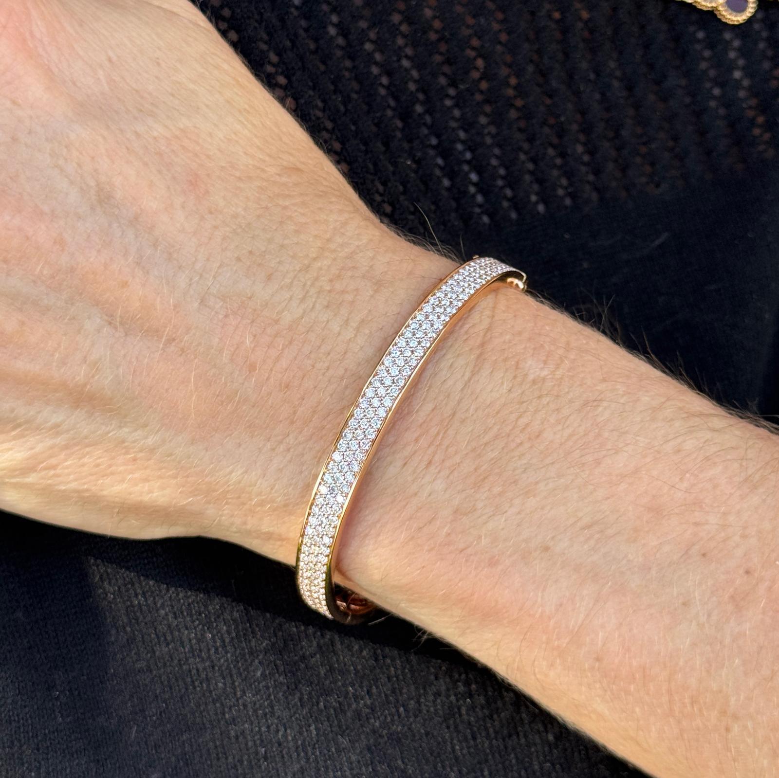 Questo splendido braccialetto a tre file di diamanti in oro rosa 18 karati è un pezzo da urlo, nuovo di zecca e splendidamente realizzato per un'eleganza senza tempo. Con 290 diamanti rotondi taglio brillante per un totale di 4,34 carati (colore
